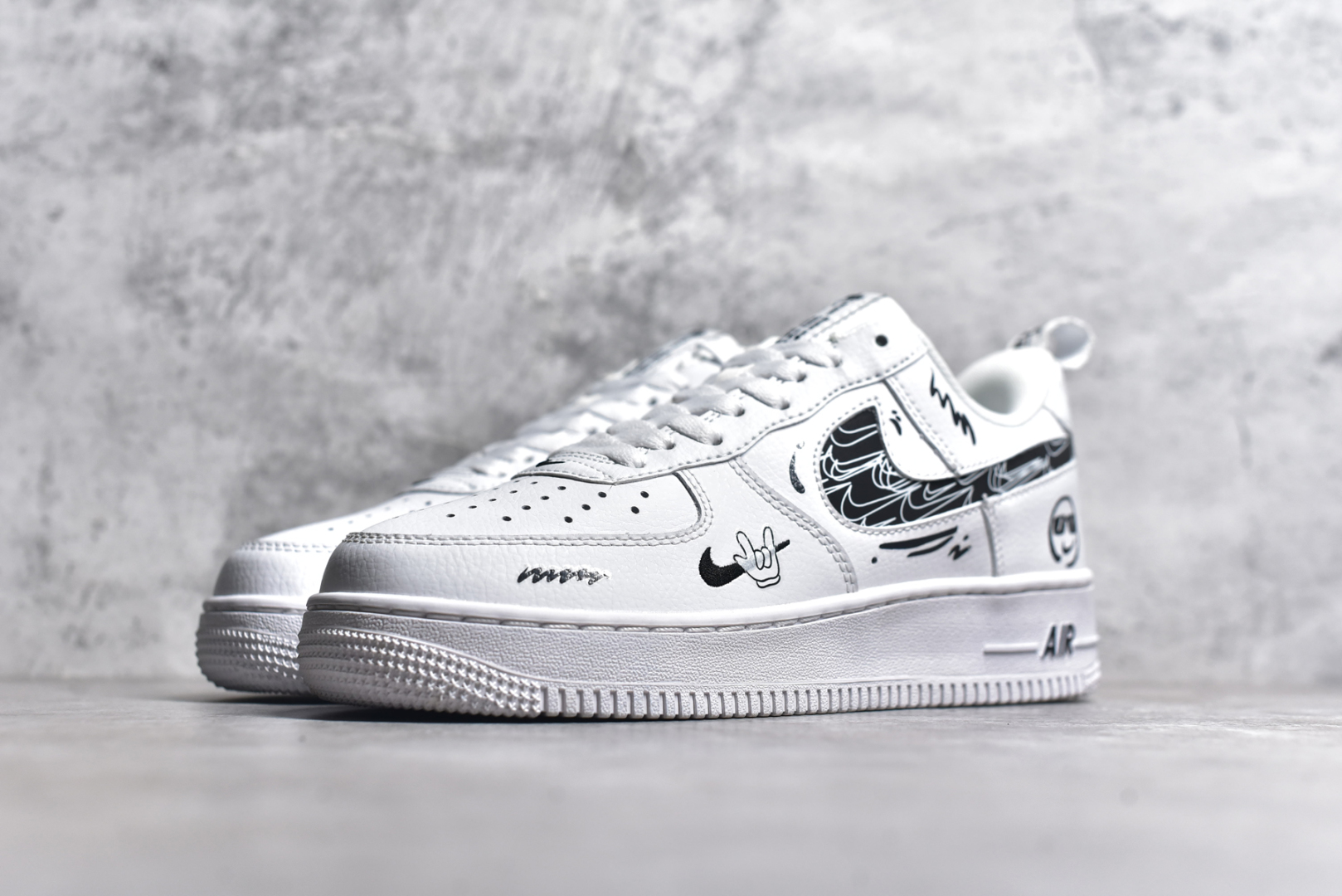图片[2]-#NK Air Force 1\’07 Low \”Smiley Face\” 耐克笑脸 空军一号低帮休闲运动板鞋 FB8971-020 #耐克笑脸由一个简单的勾号和两点组成，像是一张正在微笑的脸。那流畅的线条勾勒出一种简洁而又极具感染力的形象。当阳光洒在海报上，耐克笑脸仿佛被赋予了生命，那笑容更加灿烂，仿佛在向每一个路过的人传递着积极与活力 尺码：36 36.5 37.5 38 38.5 39 40 40.5 41 42 42.5 43 44 44.5 45-选品中心