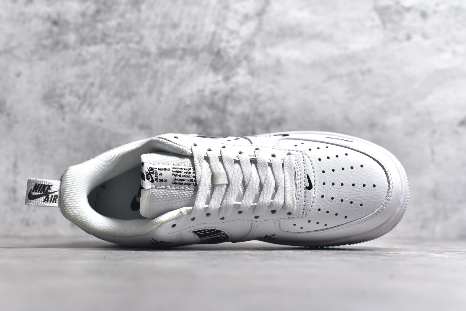图片[4]-#NK Air Force 1\’07 Low \”Smiley Face\” 耐克笑脸 空军一号低帮休闲运动板鞋 FB8971-020 #耐克笑脸由一个简单的勾号和两点组成，像是一张正在微笑的脸。那流畅的线条勾勒出一种简洁而又极具感染力的形象。当阳光洒在海报上，耐克笑脸仿佛被赋予了生命，那笑容更加灿烂，仿佛在向每一个路过的人传递着积极与活力 尺码：36 36.5 37.5 38 38.5 39 40 40.5 41 42 42.5 43 44 44.5 45-选品中心