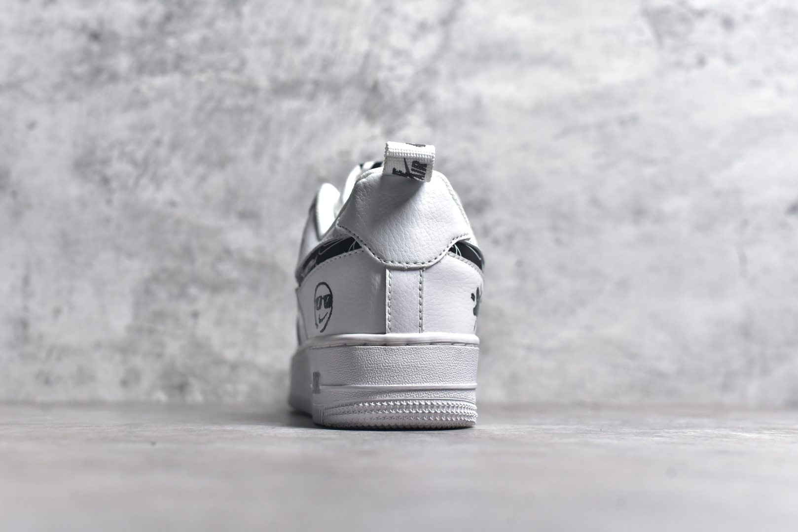 图片[5]-#NK Air Force 1\’07 Low \”Smiley Face\” 耐克笑脸 空军一号低帮休闲运动板鞋 FB8971-020 #耐克笑脸由一个简单的勾号和两点组成，像是一张正在微笑的脸。那流畅的线条勾勒出一种简洁而又极具感染力的形象。当阳光洒在海报上，耐克笑脸仿佛被赋予了生命，那笑容更加灿烂，仿佛在向每一个路过的人传递着积极与活力 尺码：36 36.5 37.5 38 38.5 39 40 40.5 41 42 42.5 43 44 44.5 45-选品中心