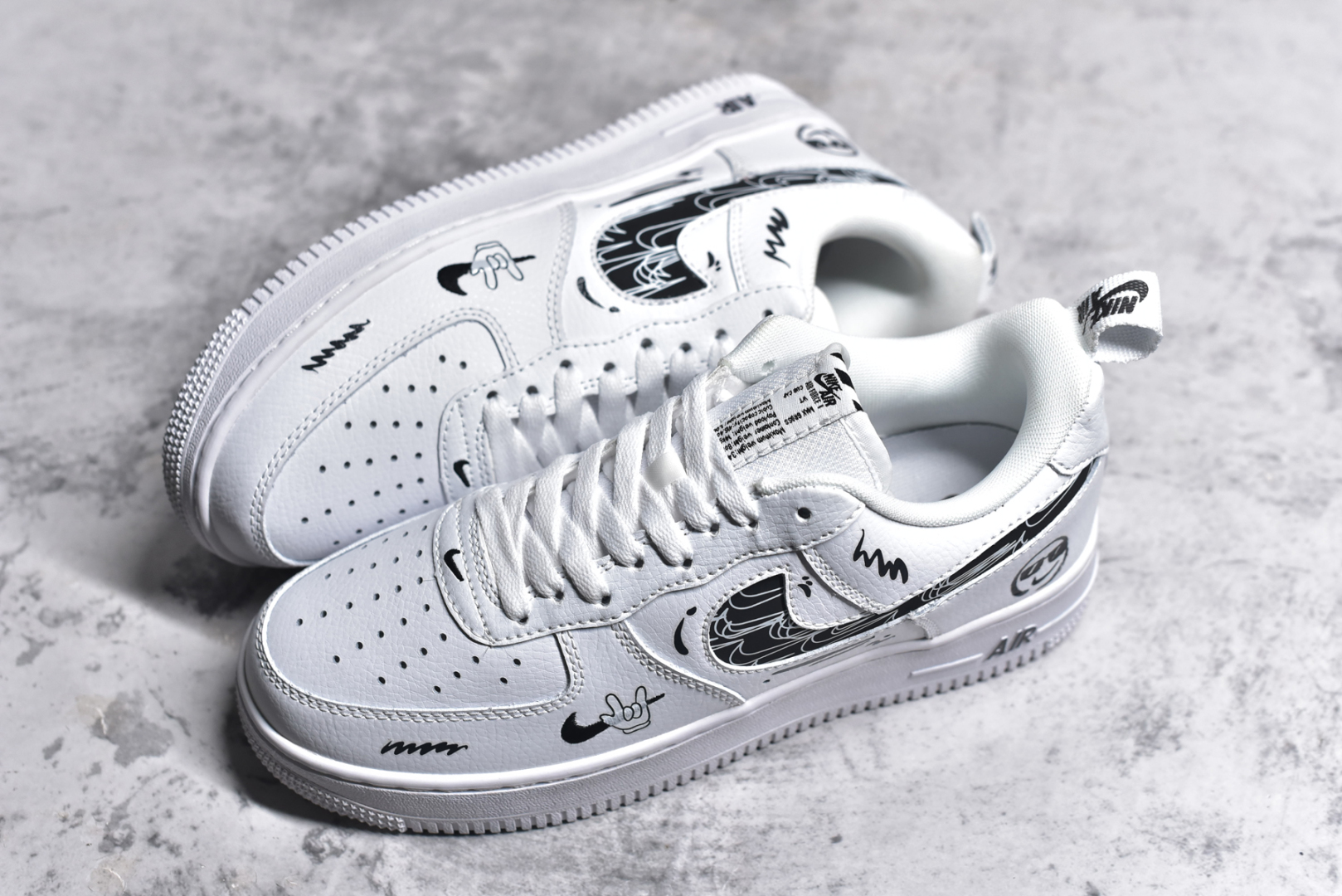 图片[7]-#NK Air Force 1\’07 Low \”Smiley Face\” 耐克笑脸 空军一号低帮休闲运动板鞋 FB8971-020 #耐克笑脸由一个简单的勾号和两点组成，像是一张正在微笑的脸。那流畅的线条勾勒出一种简洁而又极具感染力的形象。当阳光洒在海报上，耐克笑脸仿佛被赋予了生命，那笑容更加灿烂，仿佛在向每一个路过的人传递着积极与活力 尺码：36 36.5 37.5 38 38.5 39 40 40.5 41 42 42.5 43 44 44.5 45-选品中心