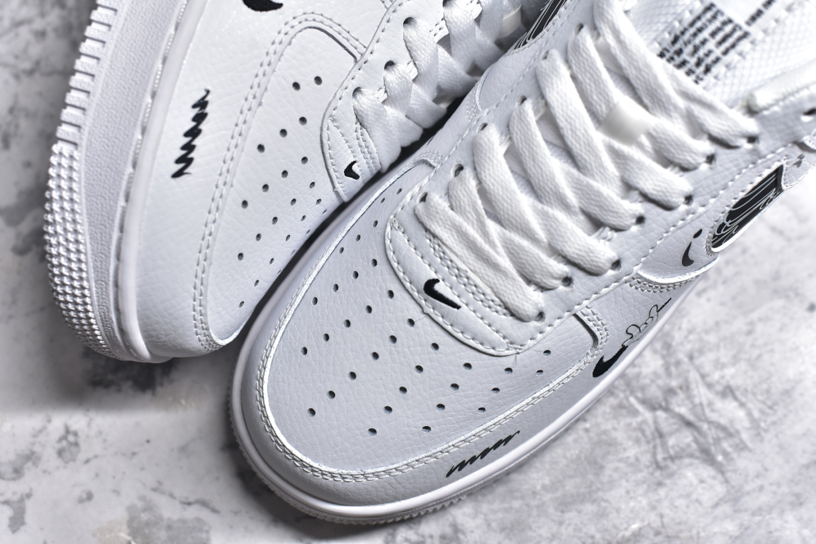 图片[8]-#NK Air Force 1\’07 Low \”Smiley Face\” 耐克笑脸 空军一号低帮休闲运动板鞋 FB8971-020 #耐克笑脸由一个简单的勾号和两点组成，像是一张正在微笑的脸。那流畅的线条勾勒出一种简洁而又极具感染力的形象。当阳光洒在海报上，耐克笑脸仿佛被赋予了生命，那笑容更加灿烂，仿佛在向每一个路过的人传递着积极与活力 尺码：36 36.5 37.5 38 38.5 39 40 40.5 41 42 42.5 43 44 44.5 45-选品中心
