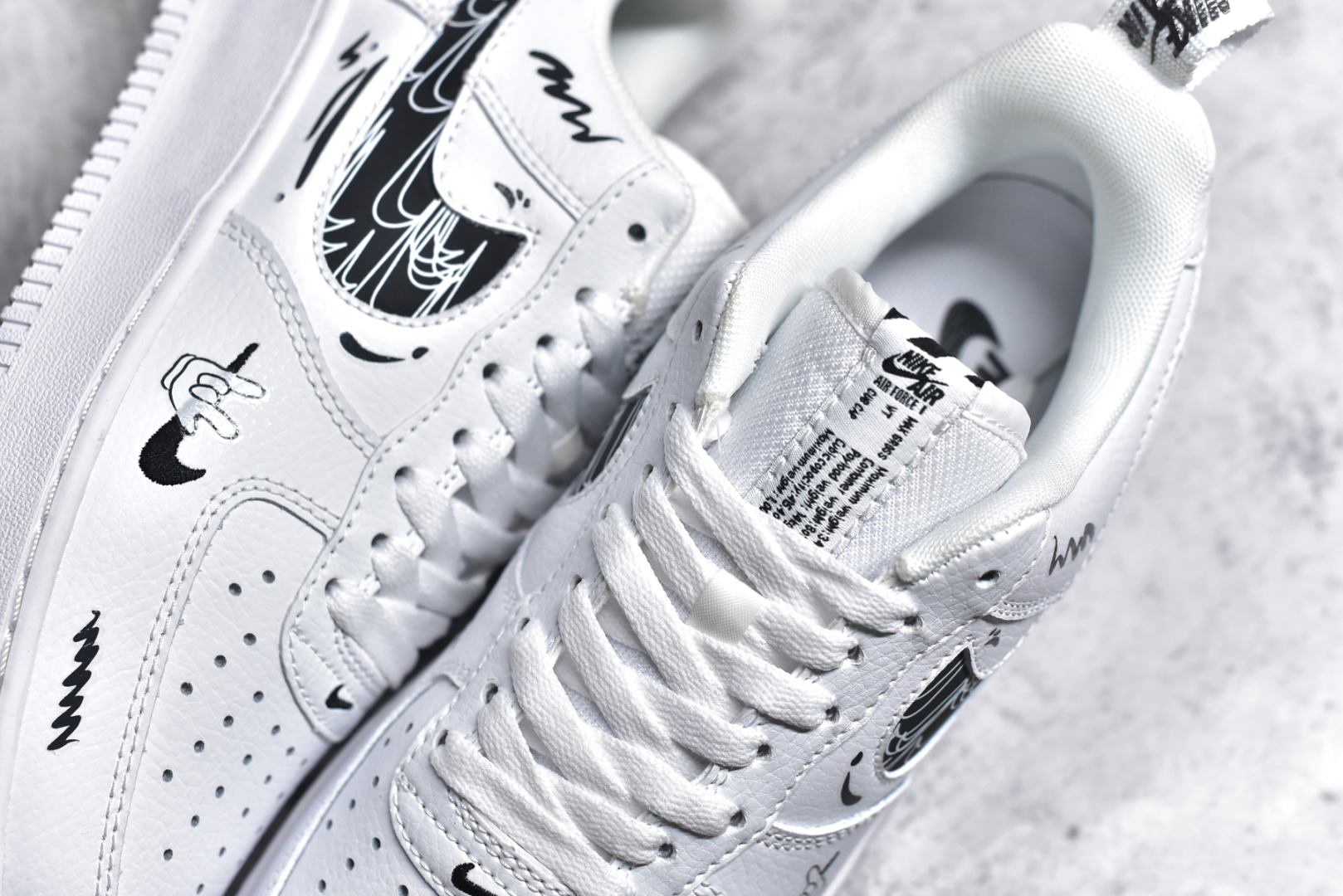 图片[9]-#NK Air Force 1\’07 Low \”Smiley Face\” 耐克笑脸 空军一号低帮休闲运动板鞋 FB8971-020 #耐克笑脸由一个简单的勾号和两点组成，像是一张正在微笑的脸。那流畅的线条勾勒出一种简洁而又极具感染力的形象。当阳光洒在海报上，耐克笑脸仿佛被赋予了生命，那笑容更加灿烂，仿佛在向每一个路过的人传递着积极与活力 尺码：36 36.5 37.5 38 38.5 39 40 40.5 41 42 42.5 43 44 44.5 45-选品中心