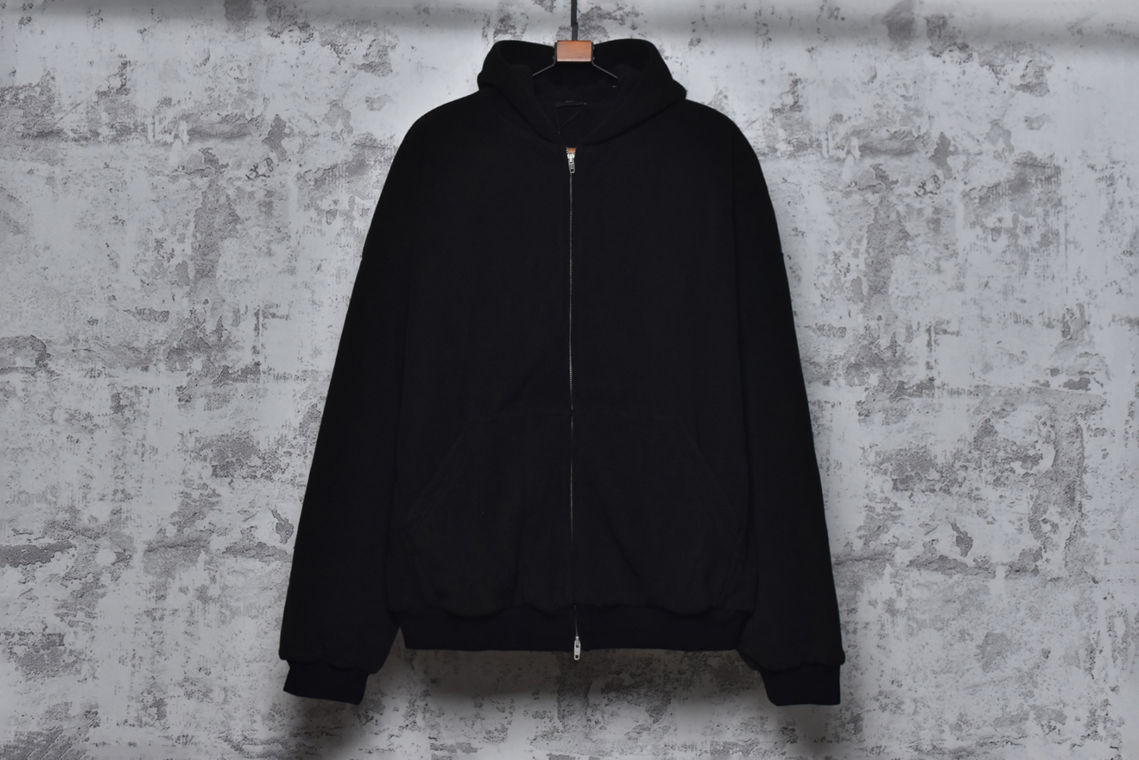 #Balenciaga/巴黎世家 24Fw 巴黎夜景摇粒绒连帽外套 -原版一致，印花是模糊暗淡效果的 面料采用纯黑泰迪面料摇粒绒，里料是摇粒绒里料，螺纹21S双纱拉架螺纹/420G，泰迪梭织面料是一种仿毛面料，通常以涤纶或锦纶为原料，通过梭织工艺制成，具有手感柔软、保暖性好、不易掉毛、耐洗耐用，搭配摇粒绒里料，摇粒绒里料经过多种工艺加工处理后，有较好的耐久性，不易磨损、变形和损坏。同时具有保暖、柔软、舒适、耐久性、易护理等优点，多色网点渗透印通过特定的印花工艺，在织物上实现多种颜色的精准定位和渗透，同时注重环保材料的使用。将色浆均匀地印在织物上，并通过控制工艺条件实现网点的精准排列和色彩的准确还原，男女同款，定制辅料三标 尺码：1 2 3 4-选品中心