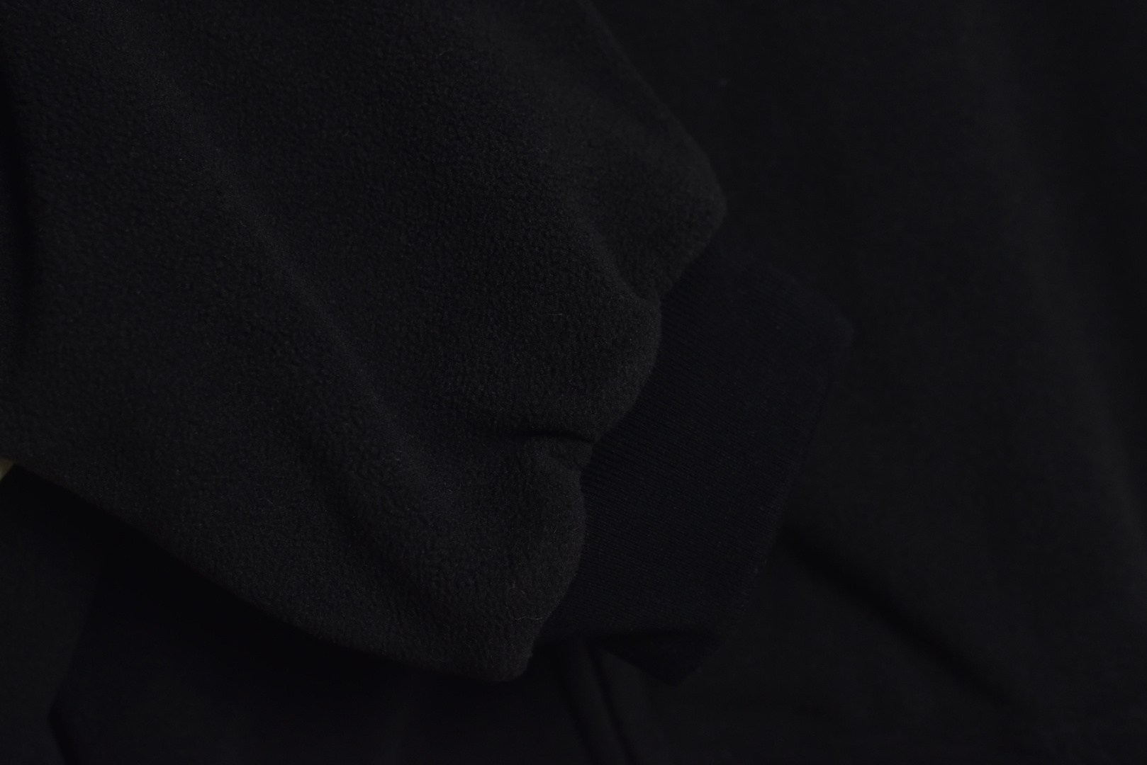 图片[7]-#Balenciaga/巴黎世家 24Fw 巴黎夜景摇粒绒连帽外套 -原版一致，印花是模糊暗淡效果的 面料采用纯黑泰迪面料摇粒绒，里料是摇粒绒里料，螺纹21S双纱拉架螺纹/420G，泰迪梭织面料是一种仿毛面料，通常以涤纶或锦纶为原料，通过梭织工艺制成，具有手感柔软、保暖性好、不易掉毛、耐洗耐用，搭配摇粒绒里料，摇粒绒里料经过多种工艺加工处理后，有较好的耐久性，不易磨损、变形和损坏。同时具有保暖、柔软、舒适、耐久性、易护理等优点，多色网点渗透印通过特定的印花工艺，在织物上实现多种颜色的精准定位和渗透，同时注重环保材料的使用。将色浆均匀地印在织物上，并通过控制工艺条件实现网点的精准排列和色彩的准确还原，男女同款，定制辅料三标 尺码：1 2 3 4-选品中心