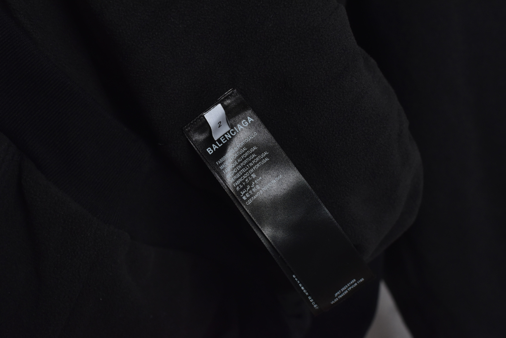 图片[8]-#Balenciaga/巴黎世家 24Fw 巴黎夜景摇粒绒连帽外套 -原版一致，印花是模糊暗淡效果的 面料采用纯黑泰迪面料摇粒绒，里料是摇粒绒里料，螺纹21S双纱拉架螺纹/420G，泰迪梭织面料是一种仿毛面料，通常以涤纶或锦纶为原料，通过梭织工艺制成，具有手感柔软、保暖性好、不易掉毛、耐洗耐用，搭配摇粒绒里料，摇粒绒里料经过多种工艺加工处理后，有较好的耐久性，不易磨损、变形和损坏。同时具有保暖、柔软、舒适、耐久性、易护理等优点，多色网点渗透印通过特定的印花工艺，在织物上实现多种颜色的精准定位和渗透，同时注重环保材料的使用。将色浆均匀地印在织物上，并通过控制工艺条件实现网点的精准排列和色彩的准确还原，男女同款，定制辅料三标 尺码：1 2 3 4-选品中心