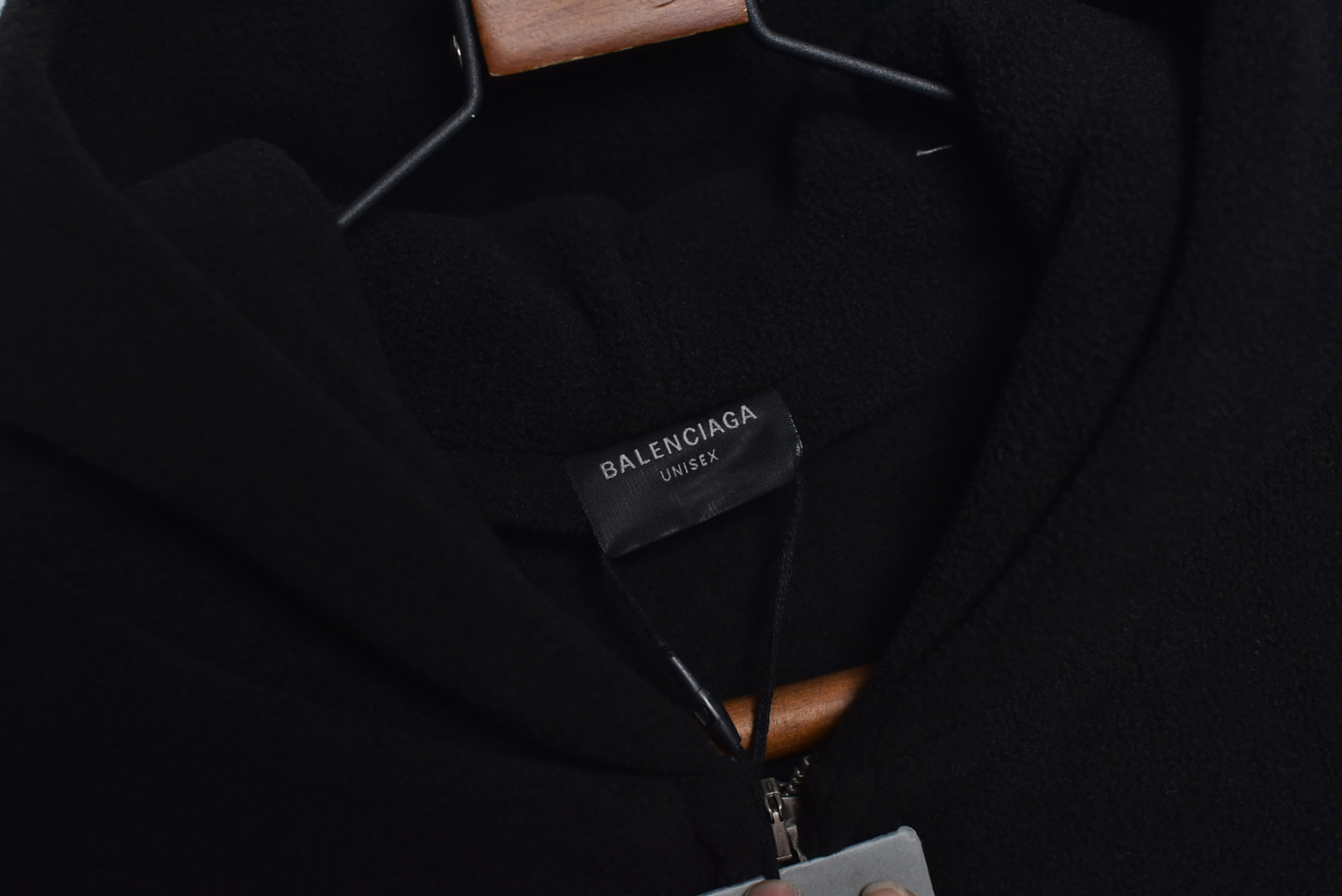 图片[6]-#Balenciaga/巴黎世家 24Fw 巴黎夜景摇粒绒连帽外套 -原版一致，印花是模糊暗淡效果的 面料采用纯黑泰迪面料摇粒绒，里料是摇粒绒里料，螺纹21S双纱拉架螺纹/420G，泰迪梭织面料是一种仿毛面料，通常以涤纶或锦纶为原料，通过梭织工艺制成，具有手感柔软、保暖性好、不易掉毛、耐洗耐用，搭配摇粒绒里料，摇粒绒里料经过多种工艺加工处理后，有较好的耐久性，不易磨损、变形和损坏。同时具有保暖、柔软、舒适、耐久性、易护理等优点，多色网点渗透印通过特定的印花工艺，在织物上实现多种颜色的精准定位和渗透，同时注重环保材料的使用。将色浆均匀地印在织物上，并通过控制工艺条件实现网点的精准排列和色彩的准确还原，男女同款，定制辅料三标 尺码：1 2 3 4-选品中心