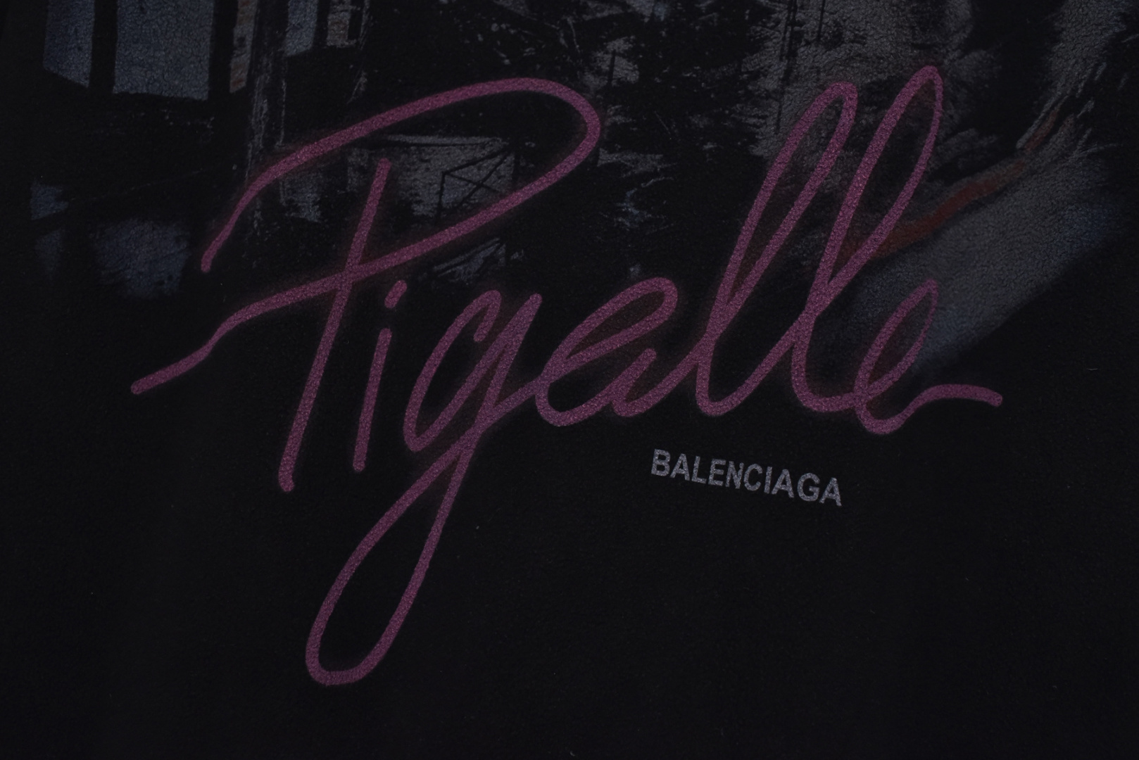 图片[3]-#Balenciaga/巴黎世家 24Fw 巴黎夜景摇粒绒连帽外套 -原版一致，印花是模糊暗淡效果的 面料采用纯黑泰迪面料摇粒绒，里料是摇粒绒里料，螺纹21S双纱拉架螺纹/420G，泰迪梭织面料是一种仿毛面料，通常以涤纶或锦纶为原料，通过梭织工艺制成，具有手感柔软、保暖性好、不易掉毛、耐洗耐用，搭配摇粒绒里料，摇粒绒里料经过多种工艺加工处理后，有较好的耐久性，不易磨损、变形和损坏。同时具有保暖、柔软、舒适、耐久性、易护理等优点，多色网点渗透印通过特定的印花工艺，在织物上实现多种颜色的精准定位和渗透，同时注重环保材料的使用。将色浆均匀地印在织物上，并通过控制工艺条件实现网点的精准排列和色彩的准确还原，男女同款，定制辅料三标 尺码：1 2 3 4-选品中心