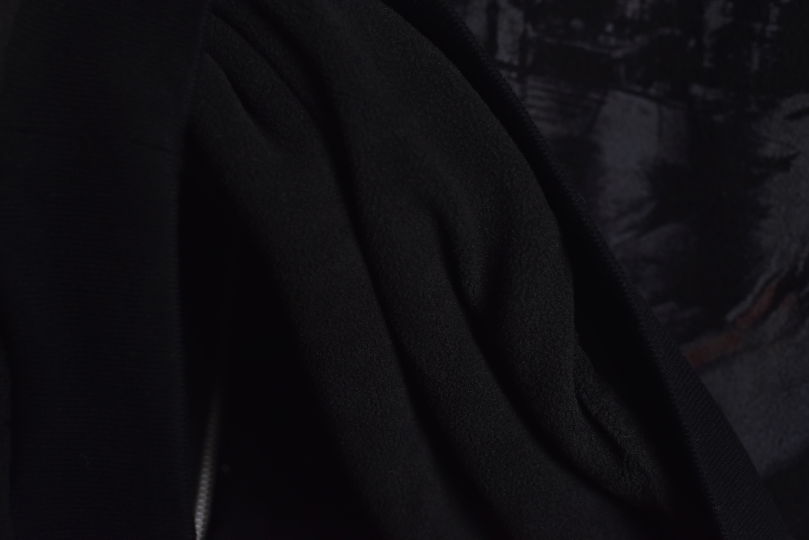 图片[9]-#Balenciaga/巴黎世家 24Fw 巴黎夜景摇粒绒连帽外套 -原版一致，印花是模糊暗淡效果的 面料采用纯黑泰迪面料摇粒绒，里料是摇粒绒里料，螺纹21S双纱拉架螺纹/420G，泰迪梭织面料是一种仿毛面料，通常以涤纶或锦纶为原料，通过梭织工艺制成，具有手感柔软、保暖性好、不易掉毛、耐洗耐用，搭配摇粒绒里料，摇粒绒里料经过多种工艺加工处理后，有较好的耐久性，不易磨损、变形和损坏。同时具有保暖、柔软、舒适、耐久性、易护理等优点，多色网点渗透印通过特定的印花工艺，在织物上实现多种颜色的精准定位和渗透，同时注重环保材料的使用。将色浆均匀地印在织物上，并通过控制工艺条件实现网点的精准排列和色彩的准确还原，男女同款，定制辅料三标 尺码：1 2 3 4-选品中心