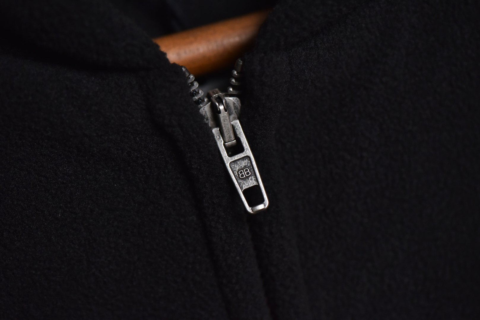 图片[4]-#Balenciaga/巴黎世家 24Fw 巴黎夜景摇粒绒连帽外套 -原版一致，印花是模糊暗淡效果的 面料采用纯黑泰迪面料摇粒绒，里料是摇粒绒里料，螺纹21S双纱拉架螺纹/420G，泰迪梭织面料是一种仿毛面料，通常以涤纶或锦纶为原料，通过梭织工艺制成，具有手感柔软、保暖性好、不易掉毛、耐洗耐用，搭配摇粒绒里料，摇粒绒里料经过多种工艺加工处理后，有较好的耐久性，不易磨损、变形和损坏。同时具有保暖、柔软、舒适、耐久性、易护理等优点，多色网点渗透印通过特定的印花工艺，在织物上实现多种颜色的精准定位和渗透，同时注重环保材料的使用。将色浆均匀地印在织物上，并通过控制工艺条件实现网点的精准排列和色彩的准确还原，男女同款，定制辅料三标 尺码：1 2 3 4-选品中心