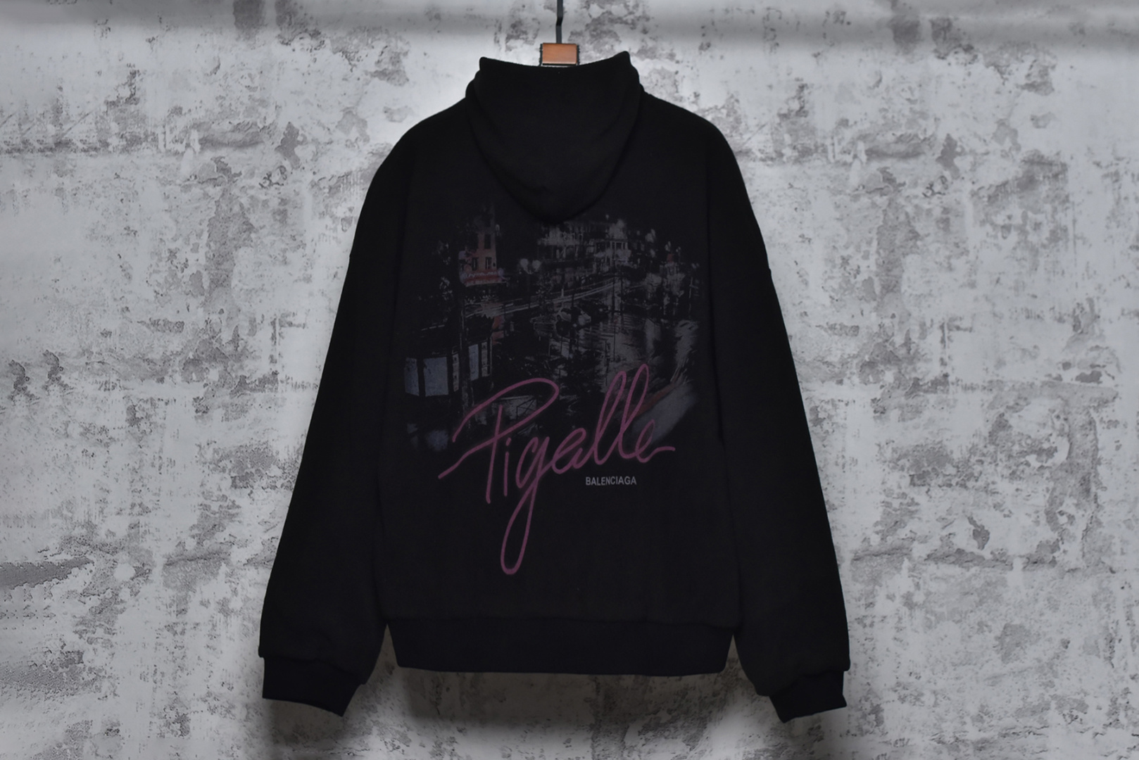 图片[2]-#Balenciaga/巴黎世家 24Fw 巴黎夜景摇粒绒连帽外套 -原版一致，印花是模糊暗淡效果的 面料采用纯黑泰迪面料摇粒绒，里料是摇粒绒里料，螺纹21S双纱拉架螺纹/420G，泰迪梭织面料是一种仿毛面料，通常以涤纶或锦纶为原料，通过梭织工艺制成，具有手感柔软、保暖性好、不易掉毛、耐洗耐用，搭配摇粒绒里料，摇粒绒里料经过多种工艺加工处理后，有较好的耐久性，不易磨损、变形和损坏。同时具有保暖、柔软、舒适、耐久性、易护理等优点，多色网点渗透印通过特定的印花工艺，在织物上实现多种颜色的精准定位和渗透，同时注重环保材料的使用。将色浆均匀地印在织物上，并通过控制工艺条件实现网点的精准排列和色彩的准确还原，男女同款，定制辅料三标 尺码：1 2 3 4-选品中心