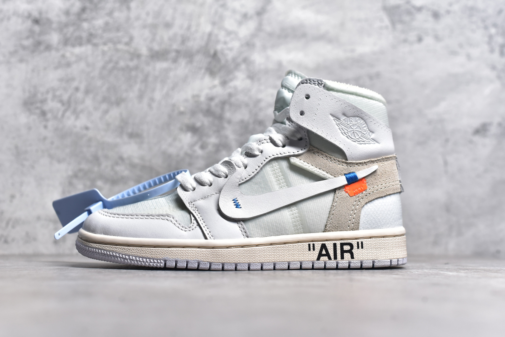 #OFF-WHITE x Air Jordan AJ1 Retro High OW联名欧洲限定纯白 AQ0818-100 外贸特供批次 终端控货优势输出 新配色不断更新开发 市场中端王者 全套原纸板楦头开发 确保原汁原味 完美呈现一代版型 一比一鞋头弧度高度鞋身弧度 此版本只针对中端市场 细节品控鞋型随意秒杀市面同价位 鞋型完美 不臃肿别扭 头层皮料加持 用料绝不含糊 进口玻璃冲刀皮料裁剪零毛边 电脑针车工艺 超高鞋面清洁度 最高QC检验标准 控制溢胶瑕疵 原盒原配 飞翼3D高频深度立体 工艺方面大到整体鞋型 漏斗收腰 底线拉帮 LOGO立体程度 小到针眼排布 载片对称 冲孔效果 鞋标规范 鞋垫背胶等等 无一不是口碑收割 每双都是一个回头客 尺码：36 36.5 37.5 38 38.5 39 40 40.5 41 42 42.5 43 44 44.5 45 46 47.5-选品中心