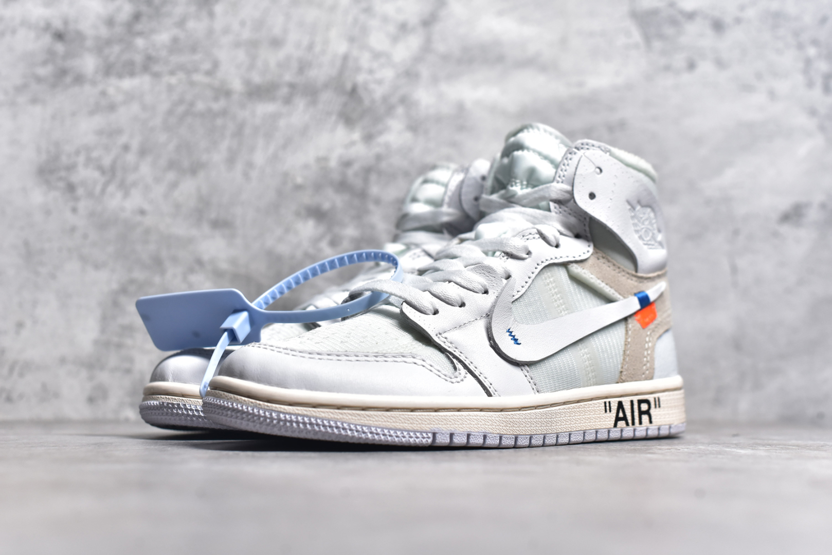 图片[2]-#OFF-WHITE x Air Jordan AJ1 Retro High OW联名欧洲限定纯白 AQ0818-100 外贸特供批次 终端控货优势输出 新配色不断更新开发 市场中端王者 全套原纸板楦头开发 确保原汁原味 完美呈现一代版型 一比一鞋头弧度高度鞋身弧度 此版本只针对中端市场 细节品控鞋型随意秒杀市面同价位 鞋型完美 不臃肿别扭 头层皮料加持 用料绝不含糊 进口玻璃冲刀皮料裁剪零毛边 电脑针车工艺 超高鞋面清洁度 最高QC检验标准 控制溢胶瑕疵 原盒原配 飞翼3D高频深度立体 工艺方面大到整体鞋型 漏斗收腰 底线拉帮 LOGO立体程度 小到针眼排布 载片对称 冲孔效果 鞋标规范 鞋垫背胶等等 无一不是口碑收割 每双都是一个回头客 尺码：36 36.5 37.5 38 38.5 39 40 40.5 41 42 42.5 43 44 44.5 45 46 47.5-选品中心