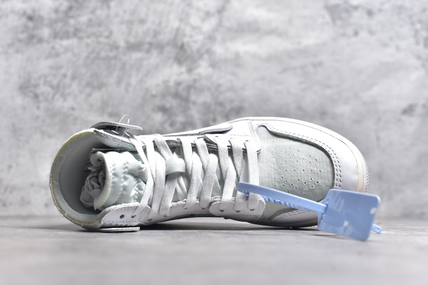 图片[4]-#OFF-WHITE x Air Jordan AJ1 Retro High OW联名欧洲限定纯白 AQ0818-100 外贸特供批次 终端控货优势输出 新配色不断更新开发 市场中端王者 全套原纸板楦头开发 确保原汁原味 完美呈现一代版型 一比一鞋头弧度高度鞋身弧度 此版本只针对中端市场 细节品控鞋型随意秒杀市面同价位 鞋型完美 不臃肿别扭 头层皮料加持 用料绝不含糊 进口玻璃冲刀皮料裁剪零毛边 电脑针车工艺 超高鞋面清洁度 最高QC检验标准 控制溢胶瑕疵 原盒原配 飞翼3D高频深度立体 工艺方面大到整体鞋型 漏斗收腰 底线拉帮 LOGO立体程度 小到针眼排布 载片对称 冲孔效果 鞋标规范 鞋垫背胶等等 无一不是口碑收割 每双都是一个回头客 尺码：36 36.5 37.5 38 38.5 39 40 40.5 41 42 42.5 43 44 44.5 45 46 47.5-选品中心