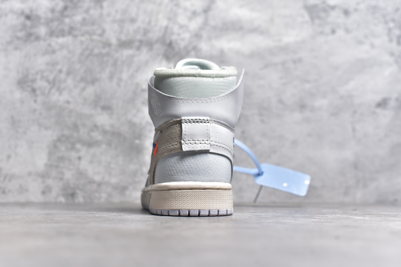 图片[5]-#OFF-WHITE x Air Jordan AJ1 Retro High OW联名欧洲限定纯白 AQ0818-100 外贸特供批次 终端控货优势输出 新配色不断更新开发 市场中端王者 全套原纸板楦头开发 确保原汁原味 完美呈现一代版型 一比一鞋头弧度高度鞋身弧度 此版本只针对中端市场 细节品控鞋型随意秒杀市面同价位 鞋型完美 不臃肿别扭 头层皮料加持 用料绝不含糊 进口玻璃冲刀皮料裁剪零毛边 电脑针车工艺 超高鞋面清洁度 最高QC检验标准 控制溢胶瑕疵 原盒原配 飞翼3D高频深度立体 工艺方面大到整体鞋型 漏斗收腰 底线拉帮 LOGO立体程度 小到针眼排布 载片对称 冲孔效果 鞋标规范 鞋垫背胶等等 无一不是口碑收割 每双都是一个回头客 尺码：36 36.5 37.5 38 38.5 39 40 40.5 41 42 42.5 43 44 44.5 45 46 47.5-选品中心