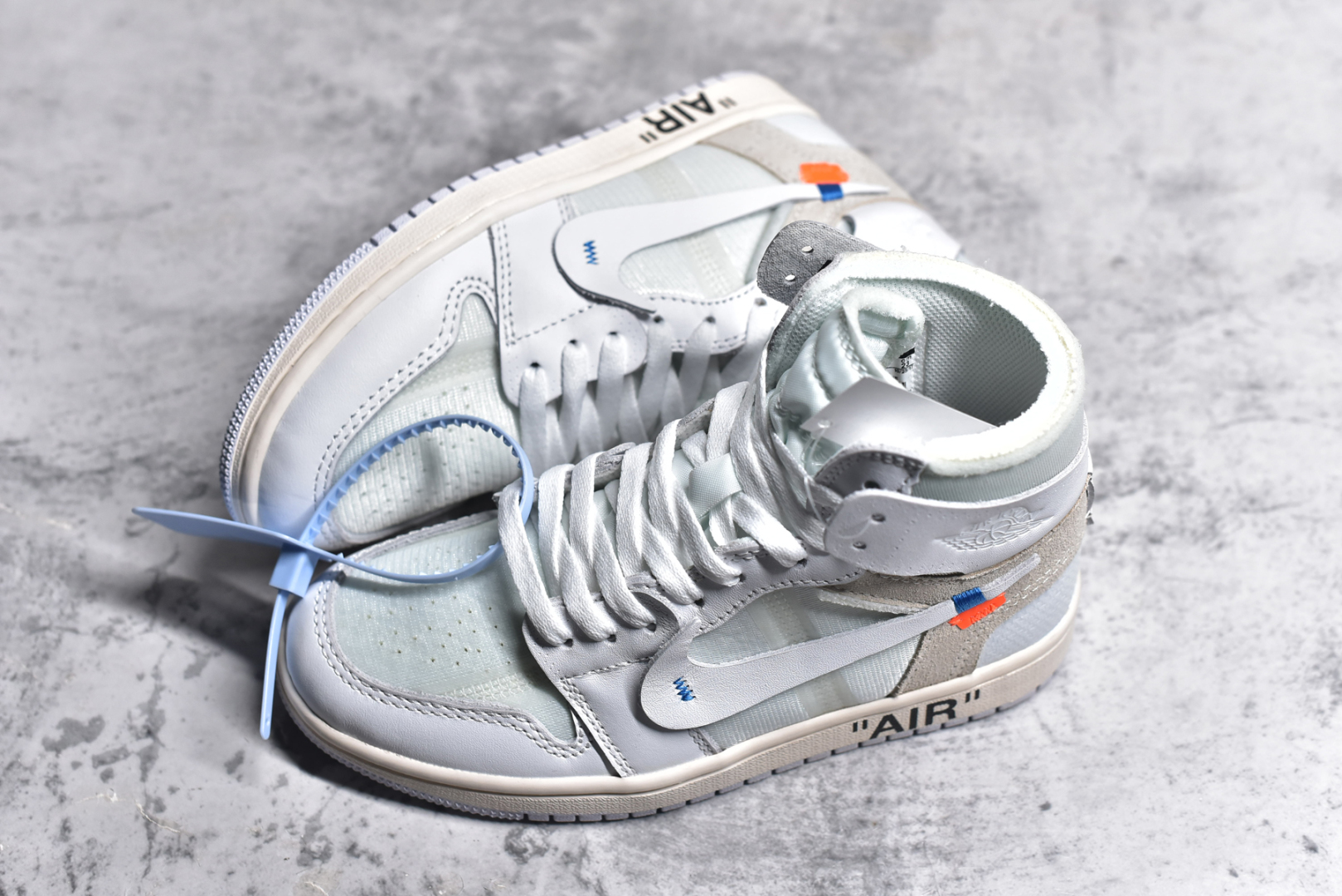 图片[7]-#OFF-WHITE x Air Jordan AJ1 Retro High OW联名欧洲限定纯白 AQ0818-100 外贸特供批次 终端控货优势输出 新配色不断更新开发 市场中端王者 全套原纸板楦头开发 确保原汁原味 完美呈现一代版型 一比一鞋头弧度高度鞋身弧度 此版本只针对中端市场 细节品控鞋型随意秒杀市面同价位 鞋型完美 不臃肿别扭 头层皮料加持 用料绝不含糊 进口玻璃冲刀皮料裁剪零毛边 电脑针车工艺 超高鞋面清洁度 最高QC检验标准 控制溢胶瑕疵 原盒原配 飞翼3D高频深度立体 工艺方面大到整体鞋型 漏斗收腰 底线拉帮 LOGO立体程度 小到针眼排布 载片对称 冲孔效果 鞋标规范 鞋垫背胶等等 无一不是口碑收割 每双都是一个回头客 尺码：36 36.5 37.5 38 38.5 39 40 40.5 41 42 42.5 43 44 44.5 45 46 47.5-选品中心