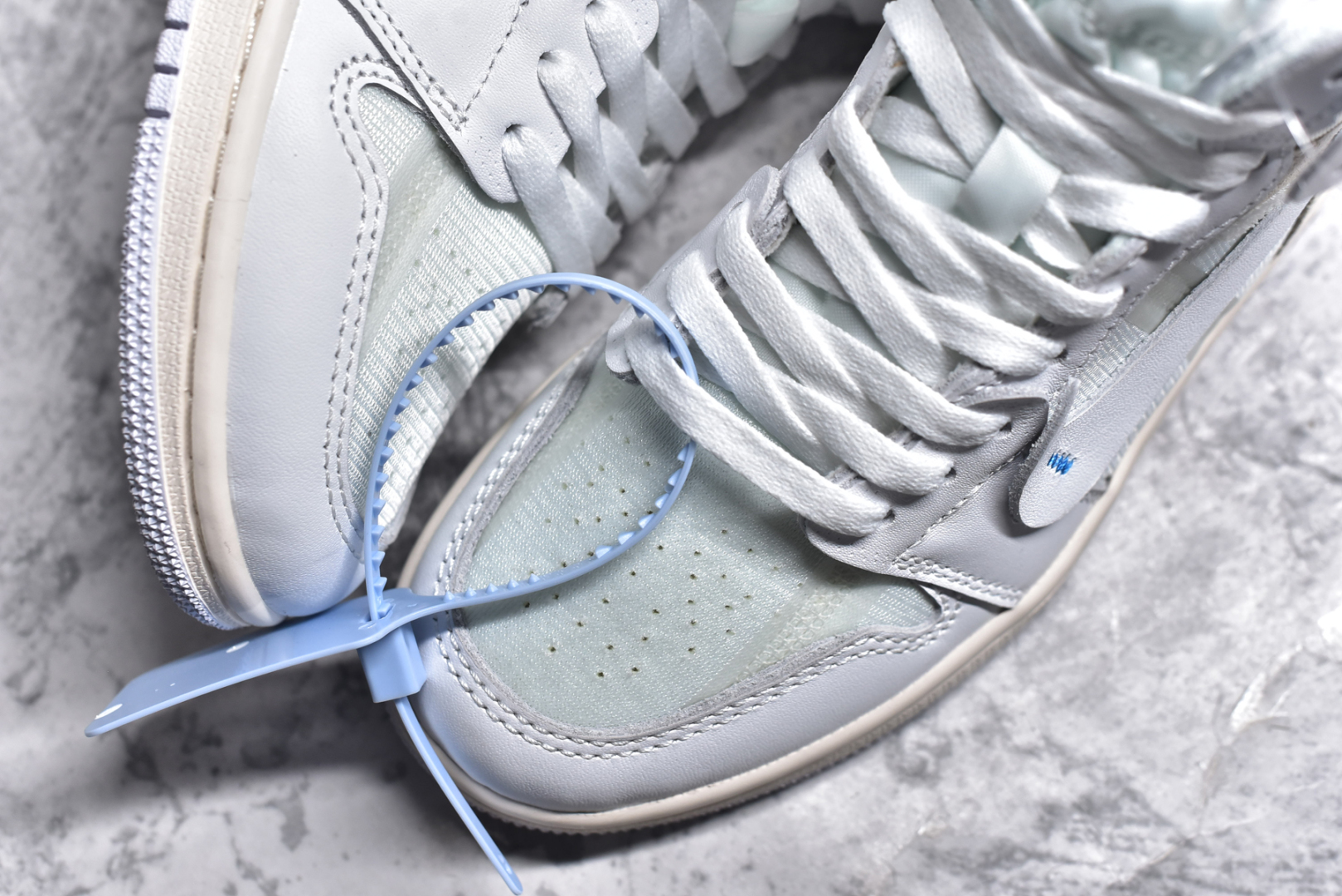 图片[8]-#OFF-WHITE x Air Jordan AJ1 Retro High OW联名欧洲限定纯白 AQ0818-100 外贸特供批次 终端控货优势输出 新配色不断更新开发 市场中端王者 全套原纸板楦头开发 确保原汁原味 完美呈现一代版型 一比一鞋头弧度高度鞋身弧度 此版本只针对中端市场 细节品控鞋型随意秒杀市面同价位 鞋型完美 不臃肿别扭 头层皮料加持 用料绝不含糊 进口玻璃冲刀皮料裁剪零毛边 电脑针车工艺 超高鞋面清洁度 最高QC检验标准 控制溢胶瑕疵 原盒原配 飞翼3D高频深度立体 工艺方面大到整体鞋型 漏斗收腰 底线拉帮 LOGO立体程度 小到针眼排布 载片对称 冲孔效果 鞋标规范 鞋垫背胶等等 无一不是口碑收割 每双都是一个回头客 尺码：36 36.5 37.5 38 38.5 39 40 40.5 41 42 42.5 43 44 44.5 45 46 47.5-选品中心