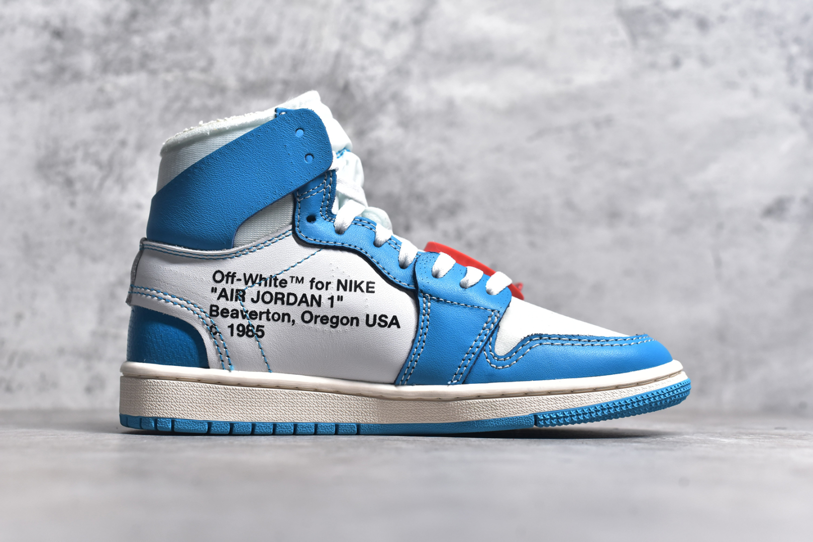 图片[3]-#OFF-WHITE x Air Jordan AJ1 Retro High OW联名北卡蓝 AQ0818-148 外贸特供批次 终端控货优势输出 新配色不断更新开发 市场中端王者 全套原纸板楦头开发 确保原汁原味 完美呈现一代版型 一比一鞋头弧度高度鞋身弧度 此版本只针对中端市场 细节品控鞋型随意秒杀市面同价位 鞋型完美 不臃肿别扭 头层皮料加持 用料绝不含糊 进口玻璃冲刀皮料裁剪零毛边 电脑针车工艺 超高鞋面清洁度 最高QC检验标准 控制溢胶瑕疵 原盒原配 飞翼3D高频深度立体 工艺方面大到整体鞋型 漏斗收腰 底线拉帮 LOGO立体程度 小到针眼排布 载片对称 冲孔效果 鞋标规范 鞋垫背胶等等 无一不是口碑收割 每双都是一个回头客 尺码：36 36.5 37.5 38 38.5 39 40 40.5 41 42 42.5 43 44 44.5 45 46 47.5-选品中心