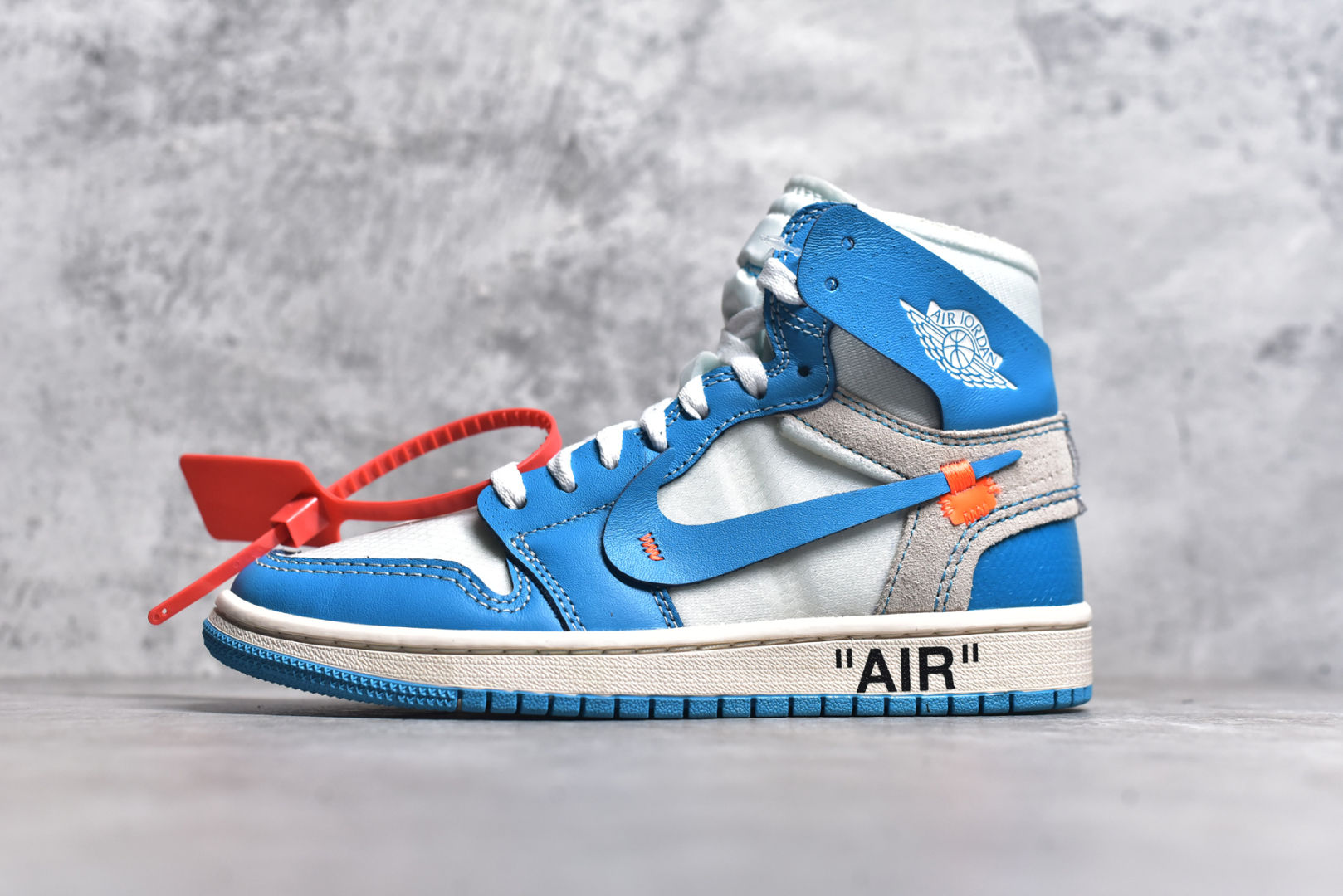 #OFF-WHITE x Air Jordan AJ1 Retro High OW联名北卡蓝 AQ0818-148 外贸特供批次 终端控货优势输出 新配色不断更新开发 市场中端王者 全套原纸板楦头开发 确保原汁原味 完美呈现一代版型 一比一鞋头弧度高度鞋身弧度 此版本只针对中端市场 细节品控鞋型随意秒杀市面同价位 鞋型完美 不臃肿别扭 头层皮料加持 用料绝不含糊 进口玻璃冲刀皮料裁剪零毛边 电脑针车工艺 超高鞋面清洁度 最高QC检验标准 控制溢胶瑕疵 原盒原配 飞翼3D高频深度立体 工艺方面大到整体鞋型 漏斗收腰 底线拉帮 LOGO立体程度 小到针眼排布 载片对称 冲孔效果 鞋标规范 鞋垫背胶等等 无一不是口碑收割 每双都是一个回头客 尺码：36 36.5 37.5 38 38.5 39 40 40.5 41 42 42.5 43 44 44.5 45 46 47.5-选品中心