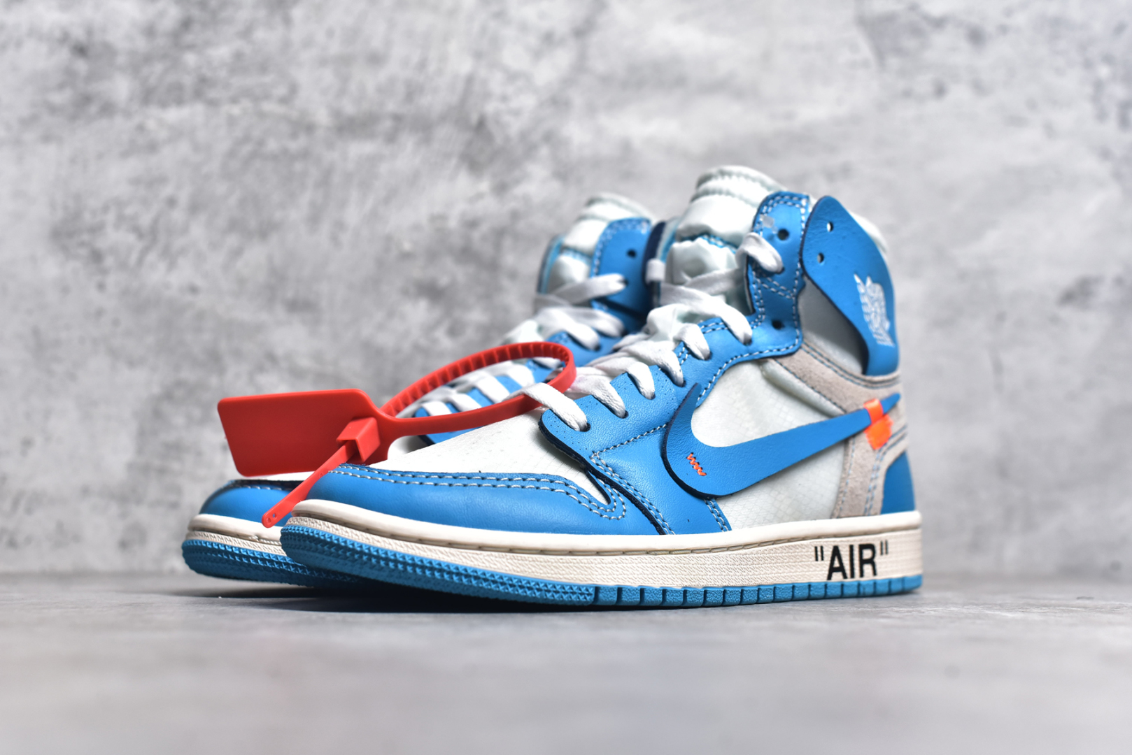 图片[2]-#OFF-WHITE x Air Jordan AJ1 Retro High OW联名北卡蓝 AQ0818-148 外贸特供批次 终端控货优势输出 新配色不断更新开发 市场中端王者 全套原纸板楦头开发 确保原汁原味 完美呈现一代版型 一比一鞋头弧度高度鞋身弧度 此版本只针对中端市场 细节品控鞋型随意秒杀市面同价位 鞋型完美 不臃肿别扭 头层皮料加持 用料绝不含糊 进口玻璃冲刀皮料裁剪零毛边 电脑针车工艺 超高鞋面清洁度 最高QC检验标准 控制溢胶瑕疵 原盒原配 飞翼3D高频深度立体 工艺方面大到整体鞋型 漏斗收腰 底线拉帮 LOGO立体程度 小到针眼排布 载片对称 冲孔效果 鞋标规范 鞋垫背胶等等 无一不是口碑收割 每双都是一个回头客 尺码：36 36.5 37.5 38 38.5 39 40 40.5 41 42 42.5 43 44 44.5 45 46 47.5-选品中心