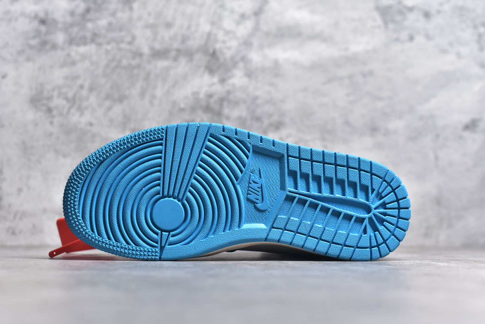 图片[6]-#OFF-WHITE x Air Jordan AJ1 Retro High OW联名北卡蓝 AQ0818-148 外贸特供批次 终端控货优势输出 新配色不断更新开发 市场中端王者 全套原纸板楦头开发 确保原汁原味 完美呈现一代版型 一比一鞋头弧度高度鞋身弧度 此版本只针对中端市场 细节品控鞋型随意秒杀市面同价位 鞋型完美 不臃肿别扭 头层皮料加持 用料绝不含糊 进口玻璃冲刀皮料裁剪零毛边 电脑针车工艺 超高鞋面清洁度 最高QC检验标准 控制溢胶瑕疵 原盒原配 飞翼3D高频深度立体 工艺方面大到整体鞋型 漏斗收腰 底线拉帮 LOGO立体程度 小到针眼排布 载片对称 冲孔效果 鞋标规范 鞋垫背胶等等 无一不是口碑收割 每双都是一个回头客 尺码：36 36.5 37.5 38 38.5 39 40 40.5 41 42 42.5 43 44 44.5 45 46 47.5-选品中心