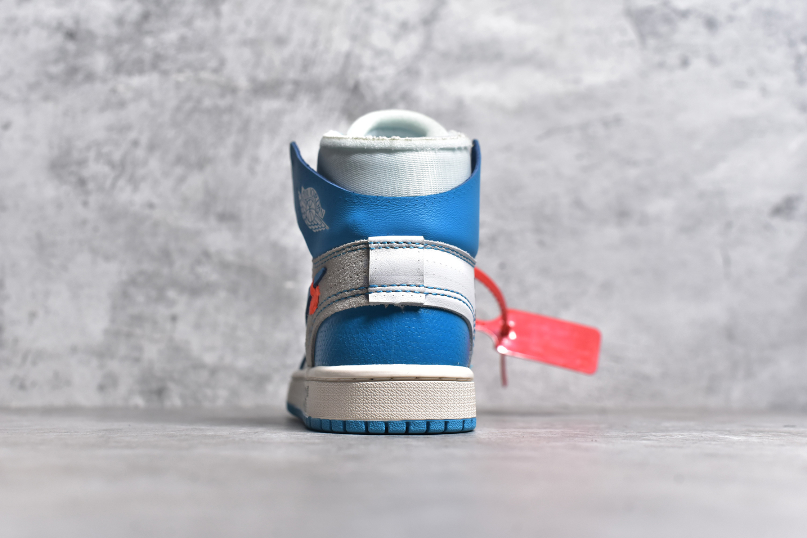 图片[5]-#OFF-WHITE x Air Jordan AJ1 Retro High OW联名北卡蓝 AQ0818-148 外贸特供批次 终端控货优势输出 新配色不断更新开发 市场中端王者 全套原纸板楦头开发 确保原汁原味 完美呈现一代版型 一比一鞋头弧度高度鞋身弧度 此版本只针对中端市场 细节品控鞋型随意秒杀市面同价位 鞋型完美 不臃肿别扭 头层皮料加持 用料绝不含糊 进口玻璃冲刀皮料裁剪零毛边 电脑针车工艺 超高鞋面清洁度 最高QC检验标准 控制溢胶瑕疵 原盒原配 飞翼3D高频深度立体 工艺方面大到整体鞋型 漏斗收腰 底线拉帮 LOGO立体程度 小到针眼排布 载片对称 冲孔效果 鞋标规范 鞋垫背胶等等 无一不是口碑收割 每双都是一个回头客 尺码：36 36.5 37.5 38 38.5 39 40 40.5 41 42 42.5 43 44 44.5 45 46 47.5-选品中心