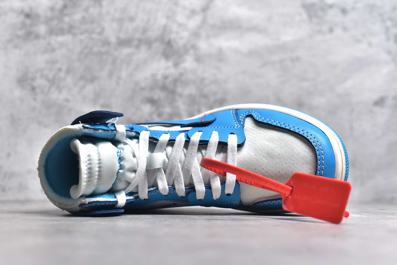 图片[4]-#OFF-WHITE x Air Jordan AJ1 Retro High OW联名北卡蓝 AQ0818-148 外贸特供批次 终端控货优势输出 新配色不断更新开发 市场中端王者 全套原纸板楦头开发 确保原汁原味 完美呈现一代版型 一比一鞋头弧度高度鞋身弧度 此版本只针对中端市场 细节品控鞋型随意秒杀市面同价位 鞋型完美 不臃肿别扭 头层皮料加持 用料绝不含糊 进口玻璃冲刀皮料裁剪零毛边 电脑针车工艺 超高鞋面清洁度 最高QC检验标准 控制溢胶瑕疵 原盒原配 飞翼3D高频深度立体 工艺方面大到整体鞋型 漏斗收腰 底线拉帮 LOGO立体程度 小到针眼排布 载片对称 冲孔效果 鞋标规范 鞋垫背胶等等 无一不是口碑收割 每双都是一个回头客 尺码：36 36.5 37.5 38 38.5 39 40 40.5 41 42 42.5 43 44 44.5 45 46 47.5-选品中心