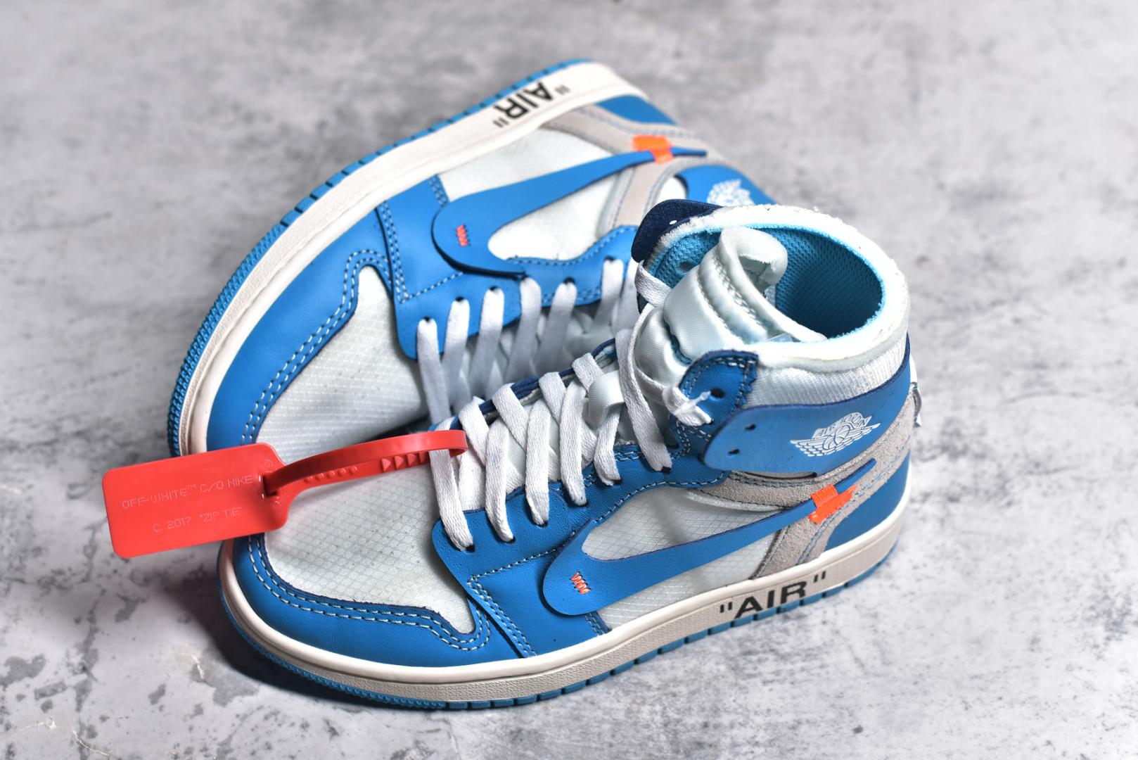 图片[7]-#OFF-WHITE x Air Jordan AJ1 Retro High OW联名北卡蓝 AQ0818-148 外贸特供批次 终端控货优势输出 新配色不断更新开发 市场中端王者 全套原纸板楦头开发 确保原汁原味 完美呈现一代版型 一比一鞋头弧度高度鞋身弧度 此版本只针对中端市场 细节品控鞋型随意秒杀市面同价位 鞋型完美 不臃肿别扭 头层皮料加持 用料绝不含糊 进口玻璃冲刀皮料裁剪零毛边 电脑针车工艺 超高鞋面清洁度 最高QC检验标准 控制溢胶瑕疵 原盒原配 飞翼3D高频深度立体 工艺方面大到整体鞋型 漏斗收腰 底线拉帮 LOGO立体程度 小到针眼排布 载片对称 冲孔效果 鞋标规范 鞋垫背胶等等 无一不是口碑收割 每双都是一个回头客 尺码：36 36.5 37.5 38 38.5 39 40 40.5 41 42 42.5 43 44 44.5 45 46 47.5-选品中心