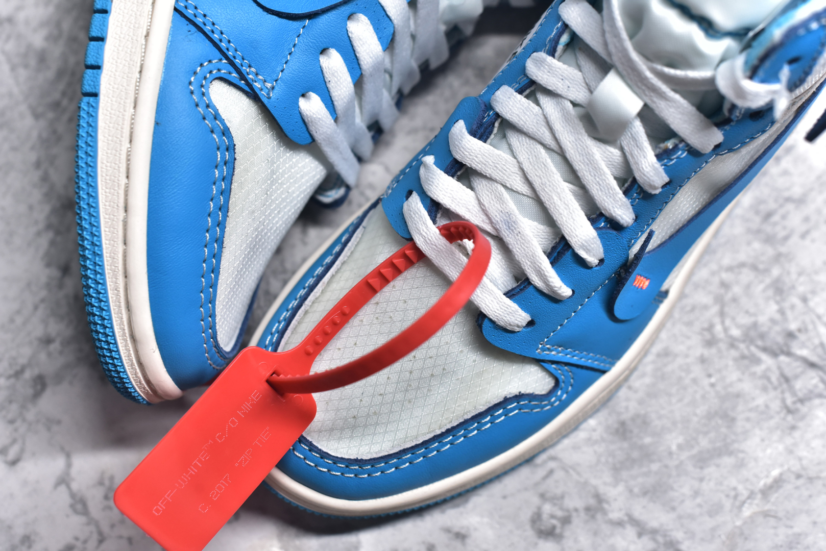 图片[8]-#OFF-WHITE x Air Jordan AJ1 Retro High OW联名北卡蓝 AQ0818-148 外贸特供批次 终端控货优势输出 新配色不断更新开发 市场中端王者 全套原纸板楦头开发 确保原汁原味 完美呈现一代版型 一比一鞋头弧度高度鞋身弧度 此版本只针对中端市场 细节品控鞋型随意秒杀市面同价位 鞋型完美 不臃肿别扭 头层皮料加持 用料绝不含糊 进口玻璃冲刀皮料裁剪零毛边 电脑针车工艺 超高鞋面清洁度 最高QC检验标准 控制溢胶瑕疵 原盒原配 飞翼3D高频深度立体 工艺方面大到整体鞋型 漏斗收腰 底线拉帮 LOGO立体程度 小到针眼排布 载片对称 冲孔效果 鞋标规范 鞋垫背胶等等 无一不是口碑收割 每双都是一个回头客 尺码：36 36.5 37.5 38 38.5 39 40 40.5 41 42 42.5 43 44 44.5 45 46 47.5-选品中心
