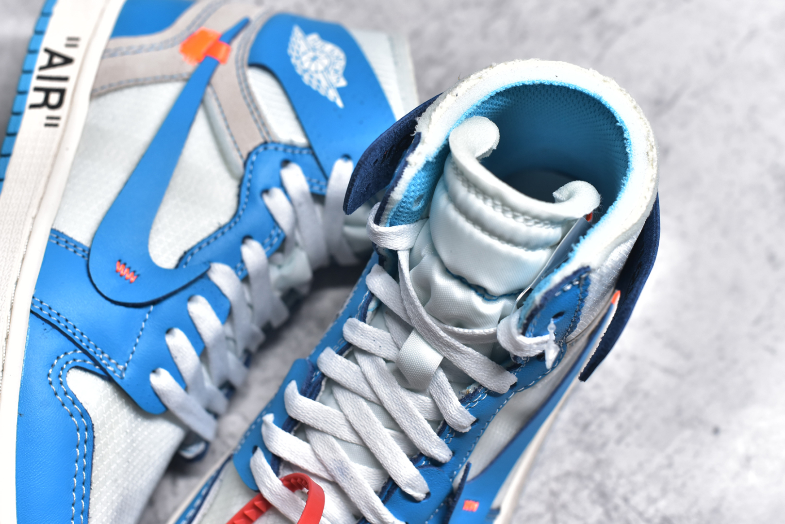 图片[9]-#OFF-WHITE x Air Jordan AJ1 Retro High OW联名北卡蓝 AQ0818-148 外贸特供批次 终端控货优势输出 新配色不断更新开发 市场中端王者 全套原纸板楦头开发 确保原汁原味 完美呈现一代版型 一比一鞋头弧度高度鞋身弧度 此版本只针对中端市场 细节品控鞋型随意秒杀市面同价位 鞋型完美 不臃肿别扭 头层皮料加持 用料绝不含糊 进口玻璃冲刀皮料裁剪零毛边 电脑针车工艺 超高鞋面清洁度 最高QC检验标准 控制溢胶瑕疵 原盒原配 飞翼3D高频深度立体 工艺方面大到整体鞋型 漏斗收腰 底线拉帮 LOGO立体程度 小到针眼排布 载片对称 冲孔效果 鞋标规范 鞋垫背胶等等 无一不是口碑收割 每双都是一个回头客 尺码：36 36.5 37.5 38 38.5 39 40 40.5 41 42 42.5 43 44 44.5 45 46 47.5-选品中心