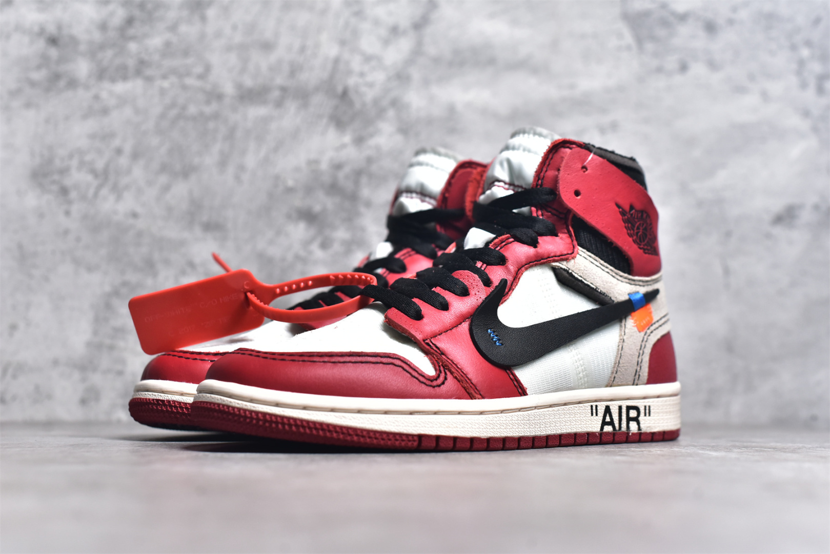 图片[2]-#OFF-WHITE x Air Jordan AJ1 Retro High OW联名芝加哥 AQ0818-101 外贸特供批次 终端控货优势输出 新配色不断更新开发 市场中端王者 全套原纸板楦头开发 确保原汁原味 完美呈现一代版型 一比一鞋头弧度高度鞋身弧度 此版本只针对中端市场 细节品控鞋型随意秒杀市面同价位 鞋型完美 不臃肿别扭 头层皮料加持 用料绝不含糊 进口玻璃冲刀皮料裁剪零毛边 电脑针车工艺 超高鞋面清洁度 最高QC检验标准 控制溢胶瑕疵 原盒原配 飞翼3D高频深度立体 工艺方面大到整体鞋型 漏斗收腰 底线拉帮 LOGO立体程度 小到针眼排布 载片对称 冲孔效果 鞋标规范 鞋垫背胶等等 无一不是口碑收割 每双都是一个回头客 尺码：36 36.5 37.5 38 38.5 39 40 40.5 41 42 42.5 43 44 44.5 45 46 47.5-选品中心