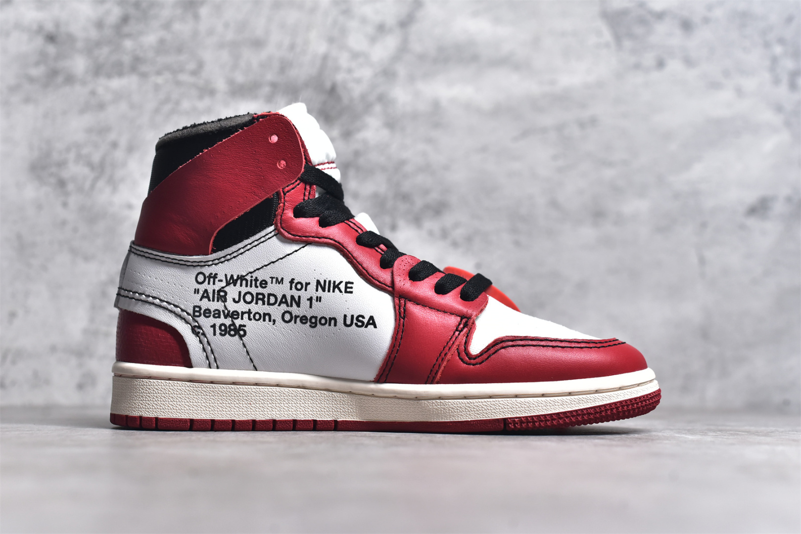 图片[3]-#OFF-WHITE x Air Jordan AJ1 Retro High OW联名芝加哥 AQ0818-101 外贸特供批次 终端控货优势输出 新配色不断更新开发 市场中端王者 全套原纸板楦头开发 确保原汁原味 完美呈现一代版型 一比一鞋头弧度高度鞋身弧度 此版本只针对中端市场 细节品控鞋型随意秒杀市面同价位 鞋型完美 不臃肿别扭 头层皮料加持 用料绝不含糊 进口玻璃冲刀皮料裁剪零毛边 电脑针车工艺 超高鞋面清洁度 最高QC检验标准 控制溢胶瑕疵 原盒原配 飞翼3D高频深度立体 工艺方面大到整体鞋型 漏斗收腰 底线拉帮 LOGO立体程度 小到针眼排布 载片对称 冲孔效果 鞋标规范 鞋垫背胶等等 无一不是口碑收割 每双都是一个回头客 尺码：36 36.5 37.5 38 38.5 39 40 40.5 41 42 42.5 43 44 44.5 45 46 47.5-选品中心
