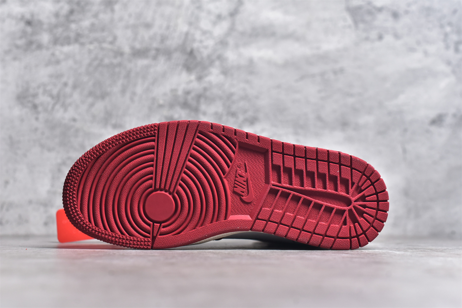 图片[6]-#OFF-WHITE x Air Jordan AJ1 Retro High OW联名芝加哥 AQ0818-101 外贸特供批次 终端控货优势输出 新配色不断更新开发 市场中端王者 全套原纸板楦头开发 确保原汁原味 完美呈现一代版型 一比一鞋头弧度高度鞋身弧度 此版本只针对中端市场 细节品控鞋型随意秒杀市面同价位 鞋型完美 不臃肿别扭 头层皮料加持 用料绝不含糊 进口玻璃冲刀皮料裁剪零毛边 电脑针车工艺 超高鞋面清洁度 最高QC检验标准 控制溢胶瑕疵 原盒原配 飞翼3D高频深度立体 工艺方面大到整体鞋型 漏斗收腰 底线拉帮 LOGO立体程度 小到针眼排布 载片对称 冲孔效果 鞋标规范 鞋垫背胶等等 无一不是口碑收割 每双都是一个回头客 尺码：36 36.5 37.5 38 38.5 39 40 40.5 41 42 42.5 43 44 44.5 45 46 47.5-选品中心