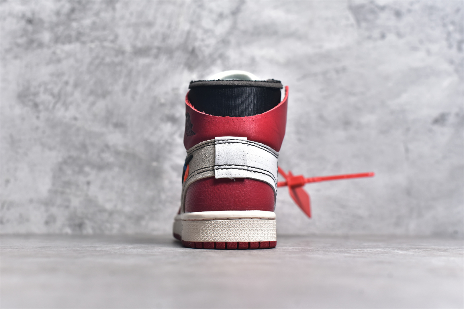 图片[5]-#OFF-WHITE x Air Jordan AJ1 Retro High OW联名芝加哥 AQ0818-101 外贸特供批次 终端控货优势输出 新配色不断更新开发 市场中端王者 全套原纸板楦头开发 确保原汁原味 完美呈现一代版型 一比一鞋头弧度高度鞋身弧度 此版本只针对中端市场 细节品控鞋型随意秒杀市面同价位 鞋型完美 不臃肿别扭 头层皮料加持 用料绝不含糊 进口玻璃冲刀皮料裁剪零毛边 电脑针车工艺 超高鞋面清洁度 最高QC检验标准 控制溢胶瑕疵 原盒原配 飞翼3D高频深度立体 工艺方面大到整体鞋型 漏斗收腰 底线拉帮 LOGO立体程度 小到针眼排布 载片对称 冲孔效果 鞋标规范 鞋垫背胶等等 无一不是口碑收割 每双都是一个回头客 尺码：36 36.5 37.5 38 38.5 39 40 40.5 41 42 42.5 43 44 44.5 45 46 47.5-选品中心