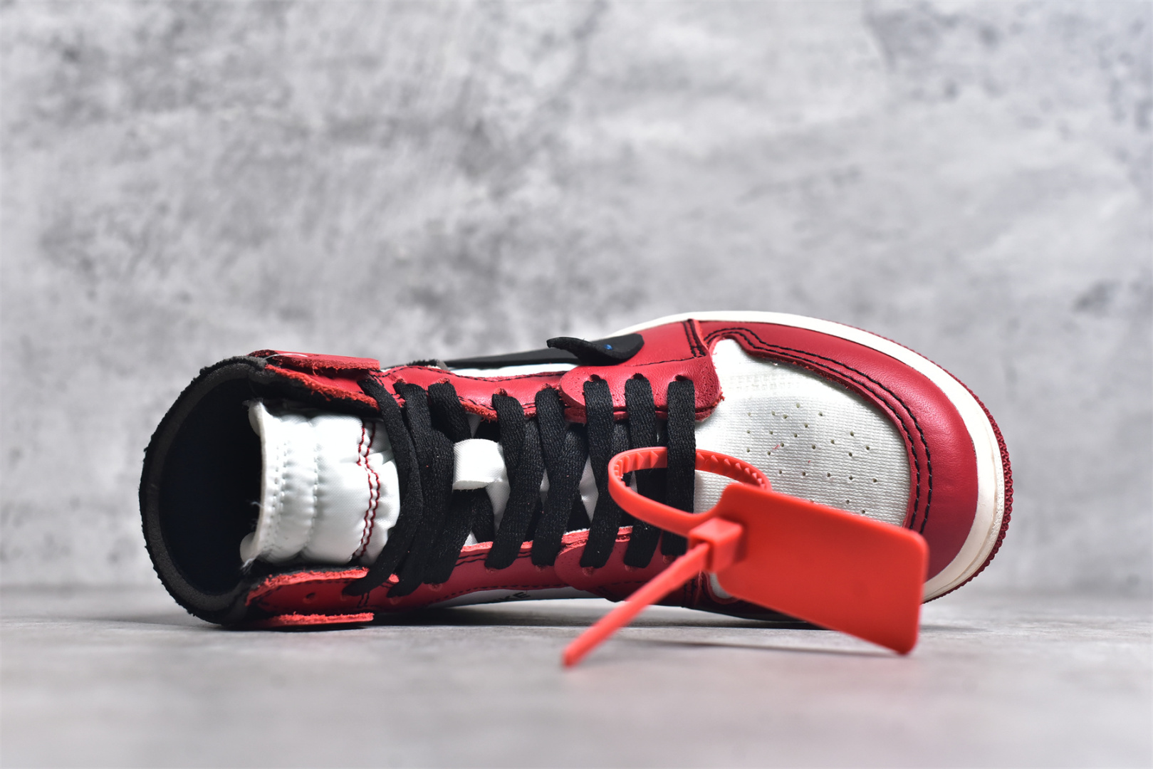 图片[4]-#OFF-WHITE x Air Jordan AJ1 Retro High OW联名芝加哥 AQ0818-101 外贸特供批次 终端控货优势输出 新配色不断更新开发 市场中端王者 全套原纸板楦头开发 确保原汁原味 完美呈现一代版型 一比一鞋头弧度高度鞋身弧度 此版本只针对中端市场 细节品控鞋型随意秒杀市面同价位 鞋型完美 不臃肿别扭 头层皮料加持 用料绝不含糊 进口玻璃冲刀皮料裁剪零毛边 电脑针车工艺 超高鞋面清洁度 最高QC检验标准 控制溢胶瑕疵 原盒原配 飞翼3D高频深度立体 工艺方面大到整体鞋型 漏斗收腰 底线拉帮 LOGO立体程度 小到针眼排布 载片对称 冲孔效果 鞋标规范 鞋垫背胶等等 无一不是口碑收割 每双都是一个回头客 尺码：36 36.5 37.5 38 38.5 39 40 40.5 41 42 42.5 43 44 44.5 45 46 47.5-选品中心