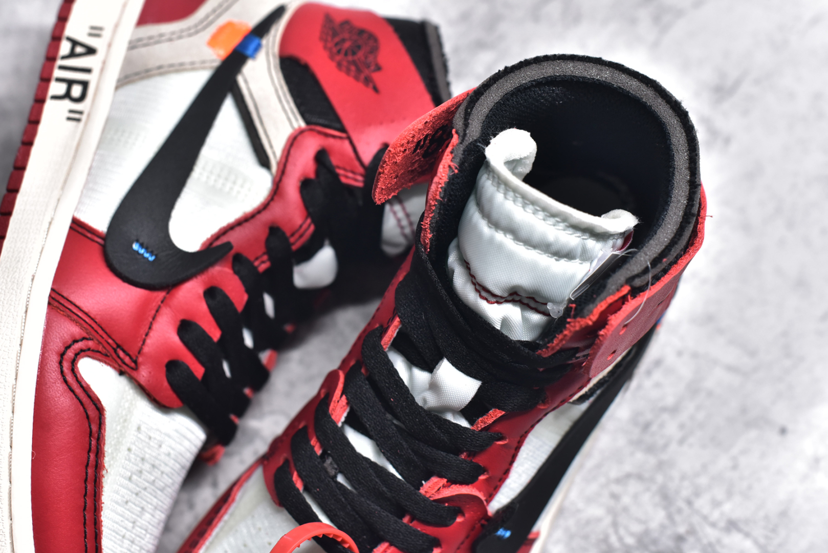 图片[9]-#OFF-WHITE x Air Jordan AJ1 Retro High OW联名芝加哥 AQ0818-101 外贸特供批次 终端控货优势输出 新配色不断更新开发 市场中端王者 全套原纸板楦头开发 确保原汁原味 完美呈现一代版型 一比一鞋头弧度高度鞋身弧度 此版本只针对中端市场 细节品控鞋型随意秒杀市面同价位 鞋型完美 不臃肿别扭 头层皮料加持 用料绝不含糊 进口玻璃冲刀皮料裁剪零毛边 电脑针车工艺 超高鞋面清洁度 最高QC检验标准 控制溢胶瑕疵 原盒原配 飞翼3D高频深度立体 工艺方面大到整体鞋型 漏斗收腰 底线拉帮 LOGO立体程度 小到针眼排布 载片对称 冲孔效果 鞋标规范 鞋垫背胶等等 无一不是口碑收割 每双都是一个回头客 尺码：36 36.5 37.5 38 38.5 39 40 40.5 41 42 42.5 43 44 44.5 45 46 47.5-选品中心