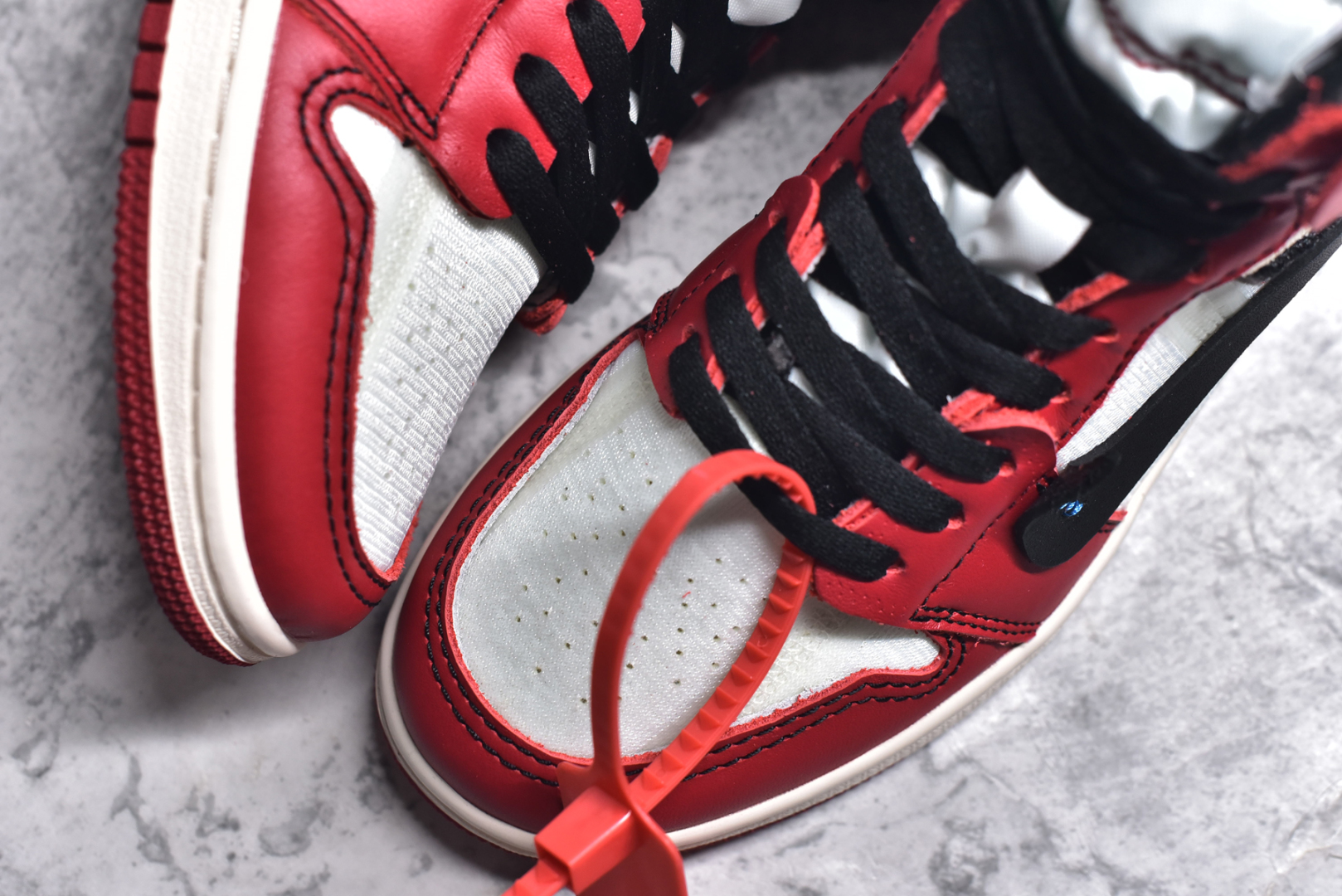 图片[8]-#OFF-WHITE x Air Jordan AJ1 Retro High OW联名芝加哥 AQ0818-101 外贸特供批次 终端控货优势输出 新配色不断更新开发 市场中端王者 全套原纸板楦头开发 确保原汁原味 完美呈现一代版型 一比一鞋头弧度高度鞋身弧度 此版本只针对中端市场 细节品控鞋型随意秒杀市面同价位 鞋型完美 不臃肿别扭 头层皮料加持 用料绝不含糊 进口玻璃冲刀皮料裁剪零毛边 电脑针车工艺 超高鞋面清洁度 最高QC检验标准 控制溢胶瑕疵 原盒原配 飞翼3D高频深度立体 工艺方面大到整体鞋型 漏斗收腰 底线拉帮 LOGO立体程度 小到针眼排布 载片对称 冲孔效果 鞋标规范 鞋垫背胶等等 无一不是口碑收割 每双都是一个回头客 尺码：36 36.5 37.5 38 38.5 39 40 40.5 41 42 42.5 43 44 44.5 45 46 47.5-选品中心