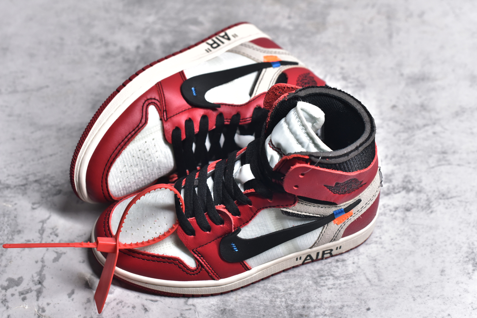 图片[7]-#OFF-WHITE x Air Jordan AJ1 Retro High OW联名芝加哥 AQ0818-101 外贸特供批次 终端控货优势输出 新配色不断更新开发 市场中端王者 全套原纸板楦头开发 确保原汁原味 完美呈现一代版型 一比一鞋头弧度高度鞋身弧度 此版本只针对中端市场 细节品控鞋型随意秒杀市面同价位 鞋型完美 不臃肿别扭 头层皮料加持 用料绝不含糊 进口玻璃冲刀皮料裁剪零毛边 电脑针车工艺 超高鞋面清洁度 最高QC检验标准 控制溢胶瑕疵 原盒原配 飞翼3D高频深度立体 工艺方面大到整体鞋型 漏斗收腰 底线拉帮 LOGO立体程度 小到针眼排布 载片对称 冲孔效果 鞋标规范 鞋垫背胶等等 无一不是口碑收割 每双都是一个回头客 尺码：36 36.5 37.5 38 38.5 39 40 40.5 41 42 42.5 43 44 44.5 45 46 47.5-选品中心