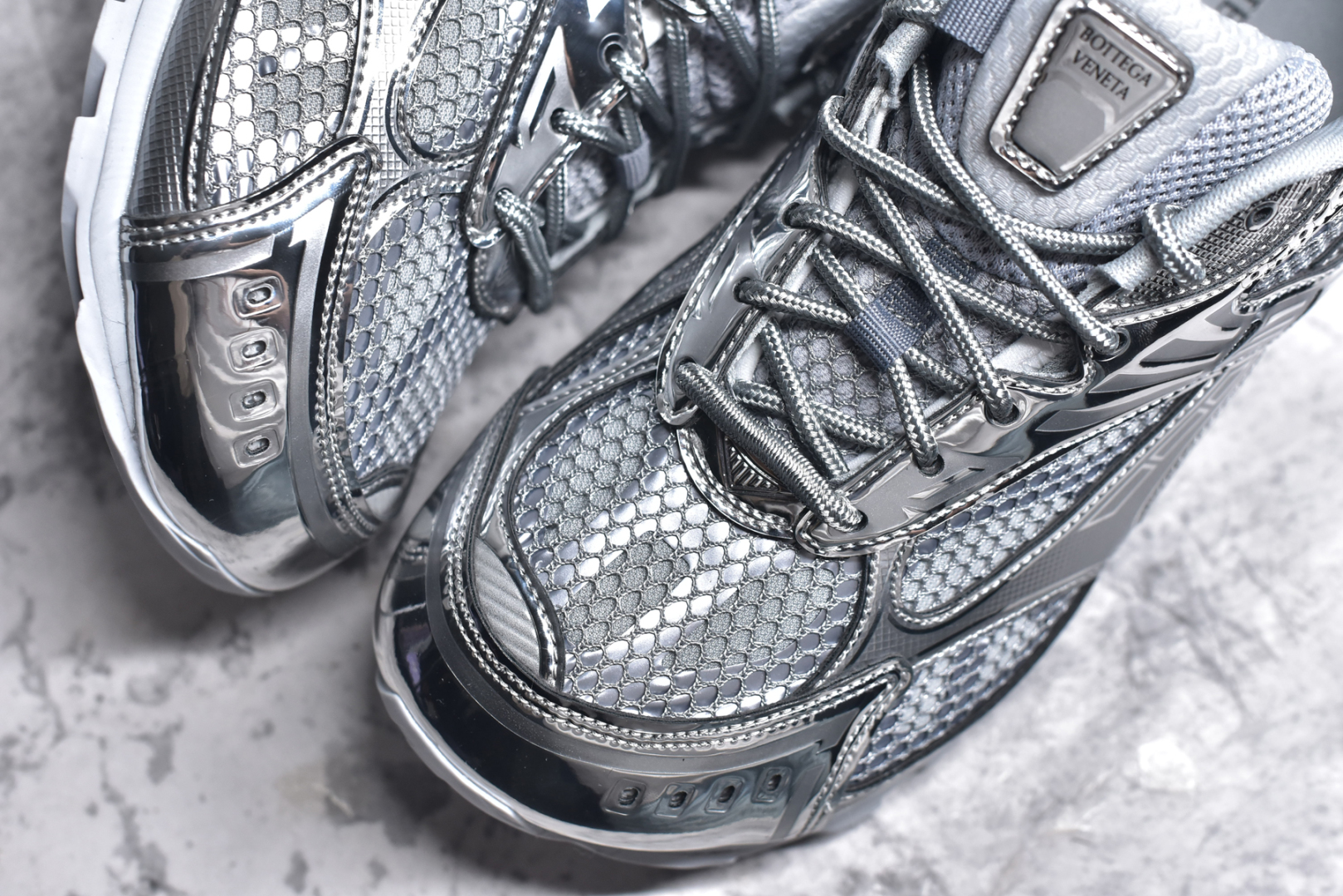 图片[8]-#BOTTEGA VENETA Orbit Runner BV葆蝶家时尚休闲王一博同款老爹鞋运动鞋 原版开发 一比一打造 相似度百分之99以上 市场一梯队级别品质 区别市场任何标文顶级品质版本 采用轻质科技网布面料 搭配几何图案设计橡胶外底 王炸系列 高版本 认准套包工艺 实际增高很多哦 还是一样显腿细非常nice 耐玩耐造 对标对版 套包鞋工艺 认准高版本 大底选用拼色TPU大底 配置原版包装 尺码：35 36 37 38 39 40 41 42 43 44 45-选品中心