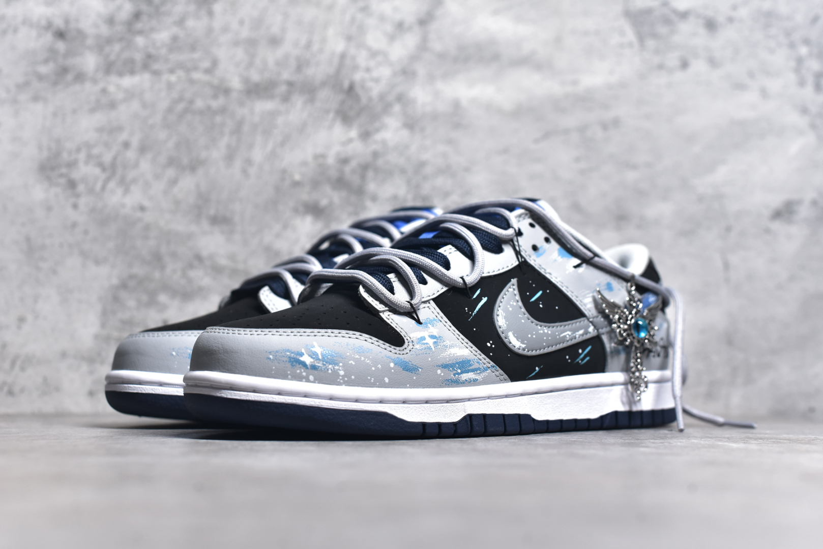 图片[2]-#NK Dunk Low 轮回星瞳 宇宙星辰 神秘风 英文涂鸦 低帮休闲板鞋 FQ8826-100 #整体设计在原鞋的基础上做出大面积的喷色改色工艺，灵感来源于宇宙星辰和眼睛的元素，主要色调以黑灰为主。\”轮回\”一词在多种文化和宗教中都有着深刻的含义，它代表着一种循环往复、生生不息的宇宙法则。\”星瞳\”则是一个富有想象力和浪漫色彩的表达，将\”星\”与\”瞳\”结合，就形成了一双仿佛能够洞察宇宙、引领潮流的\”星瞳\”，寓意着这双运动鞋具有独特的视角和非凡的品味。 尺码：40 40.5 41 42 42.5 43 44 44.5 45 46-选品中心
