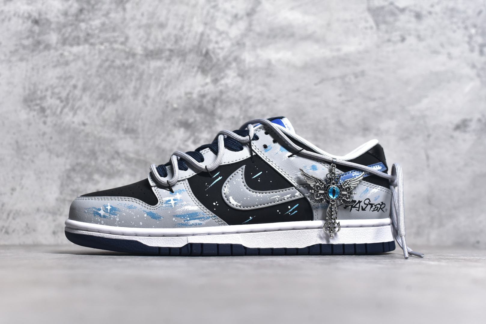 #NK Dunk Low 轮回星瞳 宇宙星辰 神秘风 英文涂鸦 低帮休闲板鞋 FQ8826-100 #整体设计在原鞋的基础上做出大面积的喷色改色工艺，灵感来源于宇宙星辰和眼睛的元素，主要色调以黑灰为主。\”轮回\”一词在多种文化和宗教中都有着深刻的含义，它代表着一种循环往复、生生不息的宇宙法则。\”星瞳\”则是一个富有想象力和浪漫色彩的表达，将\”星\”与\”瞳\”结合，就形成了一双仿佛能够洞察宇宙、引领潮流的\”星瞳\”，寓意着这双运动鞋具有独特的视角和非凡的品味。 尺码：40 40.5 41 42 42.5 43 44 44.5 45 46-选品中心
