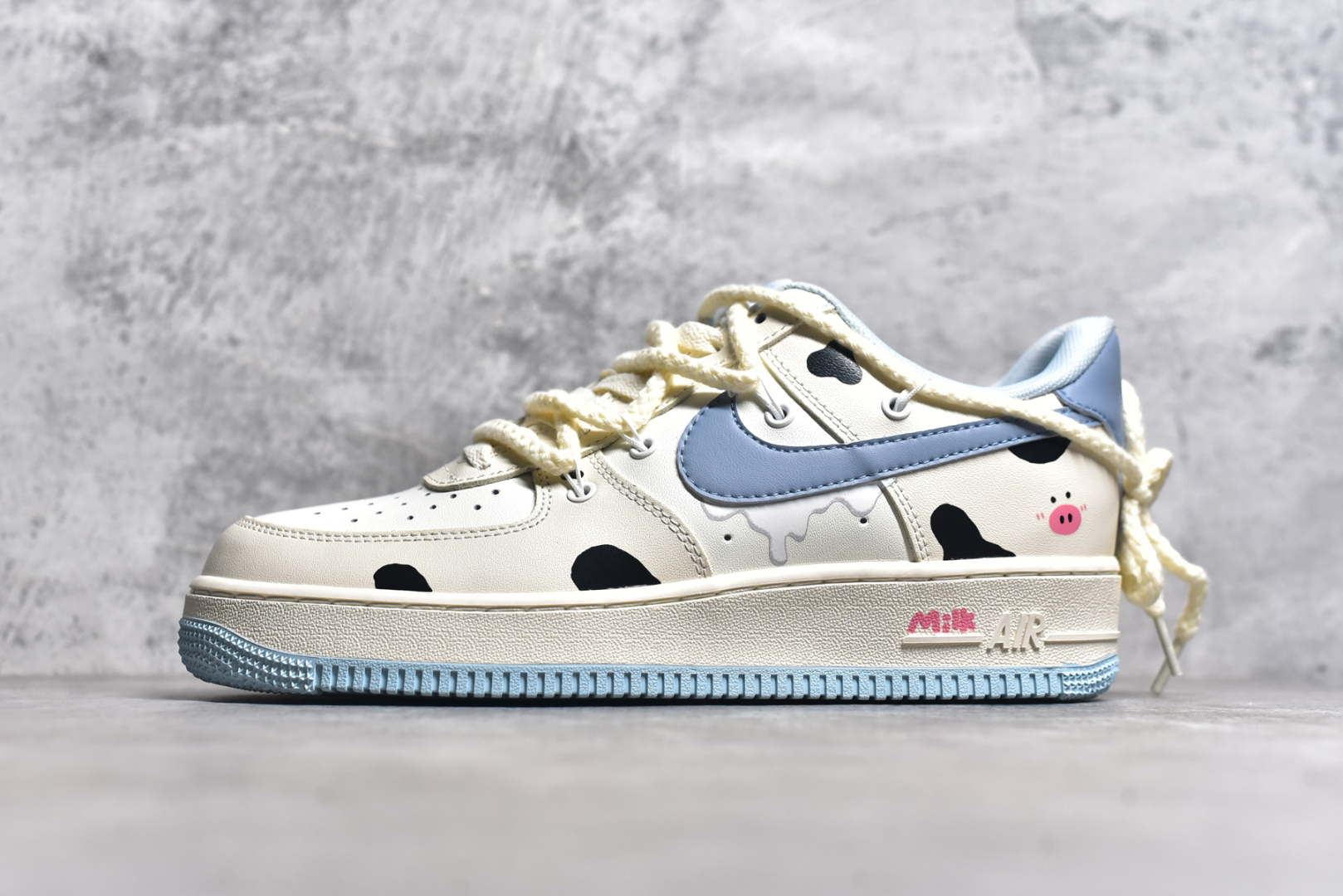 #NK Air Force 1\’07 Low \”Milk Pig\” 牛奶猪猪 空军一号低帮休闲运动绑带休闲板鞋 BD7701-110 #牛奶猪猪浑身雪白，就像刚刚挤出的牛奶一样纯净。它的耳朵总是俏皮地扑闪着，圆滚滚的身体跑起来一颠一颠的，小尾巴像个小螺旋桨，不停地打着圈儿 尺码：36 36.5 37.5 38 38.5 39 40 40.5 41 42 42.5 43 44 44.5 45-选品中心