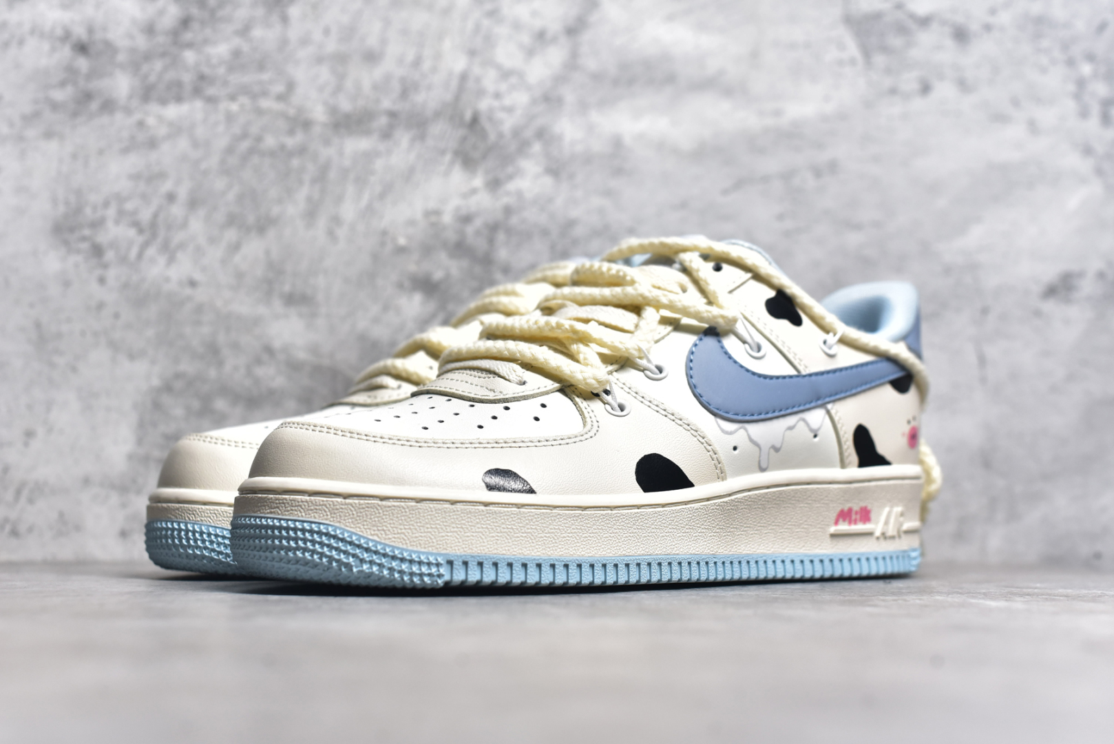 图片[2]-#NK Air Force 1\’07 Low \”Milk Pig\” 牛奶猪猪 空军一号低帮休闲运动绑带休闲板鞋 BD7701-110 #牛奶猪猪浑身雪白，就像刚刚挤出的牛奶一样纯净。它的耳朵总是俏皮地扑闪着，圆滚滚的身体跑起来一颠一颠的，小尾巴像个小螺旋桨，不停地打着圈儿 尺码：36 36.5 37.5 38 38.5 39 40 40.5 41 42 42.5 43 44 44.5 45-选品中心