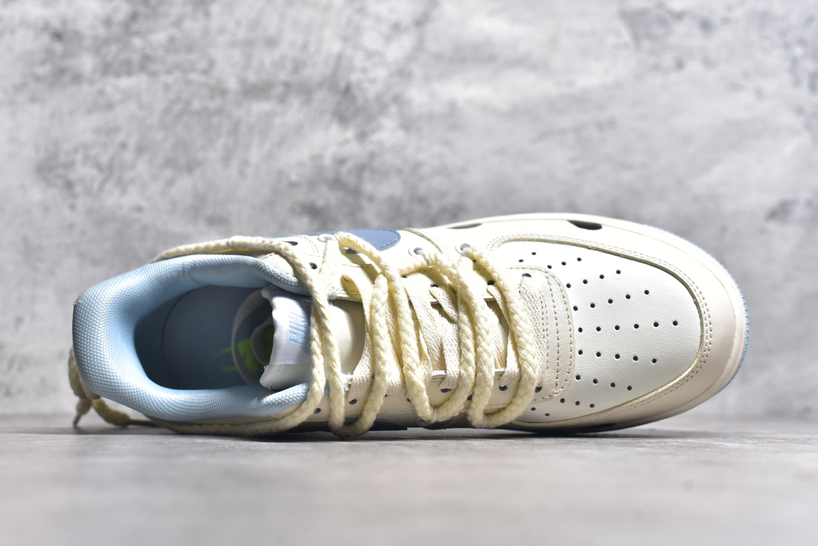 图片[4]-#NK Air Force 1\’07 Low \”Milk Pig\” 牛奶猪猪 空军一号低帮休闲运动绑带休闲板鞋 BD7701-110 #牛奶猪猪浑身雪白，就像刚刚挤出的牛奶一样纯净。它的耳朵总是俏皮地扑闪着，圆滚滚的身体跑起来一颠一颠的，小尾巴像个小螺旋桨，不停地打着圈儿 尺码：36 36.5 37.5 38 38.5 39 40 40.5 41 42 42.5 43 44 44.5 45-选品中心