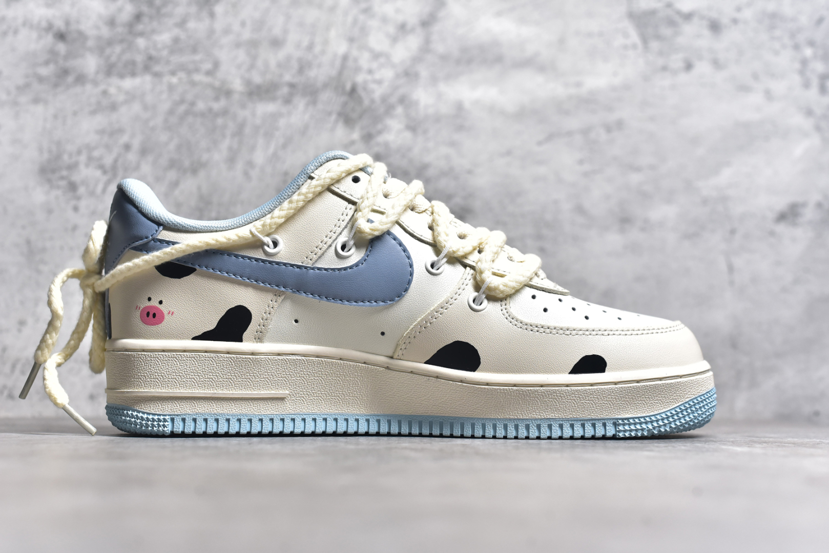 图片[3]-#NK Air Force 1\’07 Low \”Milk Pig\” 牛奶猪猪 空军一号低帮休闲运动绑带休闲板鞋 BD7701-110 #牛奶猪猪浑身雪白，就像刚刚挤出的牛奶一样纯净。它的耳朵总是俏皮地扑闪着，圆滚滚的身体跑起来一颠一颠的，小尾巴像个小螺旋桨，不停地打着圈儿 尺码：36 36.5 37.5 38 38.5 39 40 40.5 41 42 42.5 43 44 44.5 45-选品中心