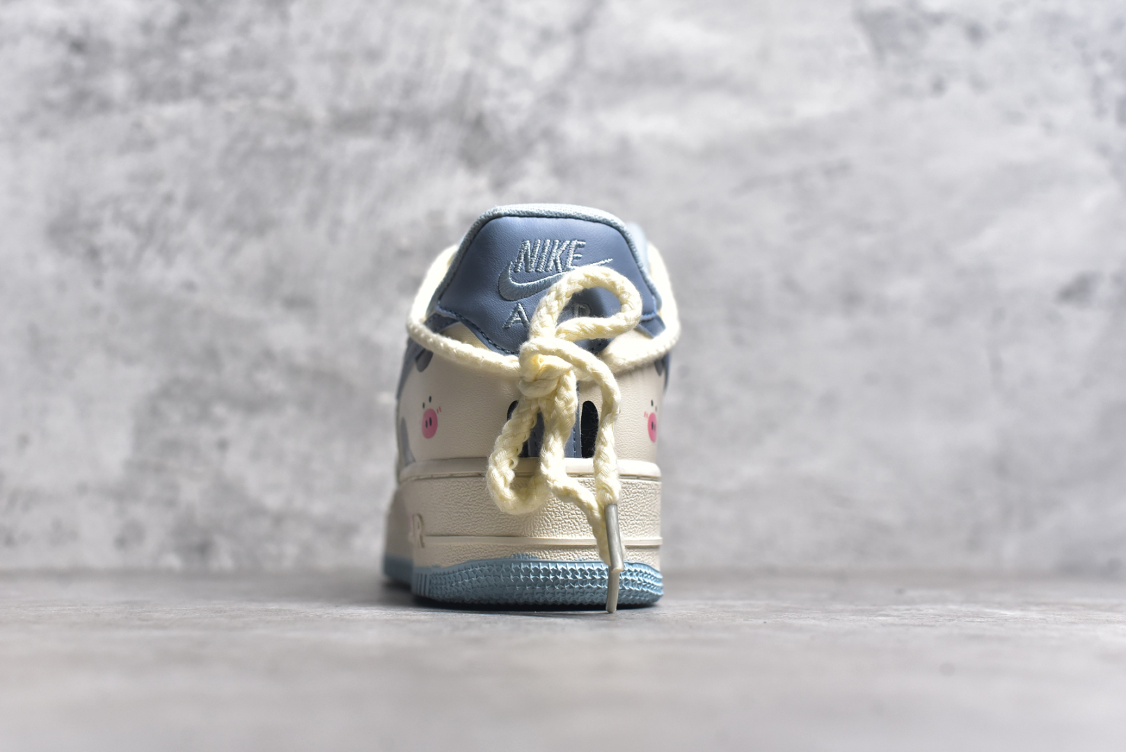 图片[5]-#NK Air Force 1\’07 Low \”Milk Pig\” 牛奶猪猪 空军一号低帮休闲运动绑带休闲板鞋 BD7701-110 #牛奶猪猪浑身雪白，就像刚刚挤出的牛奶一样纯净。它的耳朵总是俏皮地扑闪着，圆滚滚的身体跑起来一颠一颠的，小尾巴像个小螺旋桨，不停地打着圈儿 尺码：36 36.5 37.5 38 38.5 39 40 40.5 41 42 42.5 43 44 44.5 45-选品中心