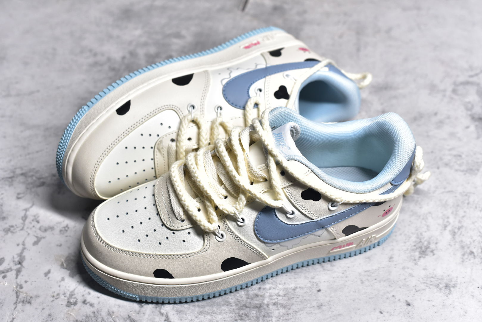图片[7]-#NK Air Force 1\’07 Low \”Milk Pig\” 牛奶猪猪 空军一号低帮休闲运动绑带休闲板鞋 BD7701-110 #牛奶猪猪浑身雪白，就像刚刚挤出的牛奶一样纯净。它的耳朵总是俏皮地扑闪着，圆滚滚的身体跑起来一颠一颠的，小尾巴像个小螺旋桨，不停地打着圈儿 尺码：36 36.5 37.5 38 38.5 39 40 40.5 41 42 42.5 43 44 44.5 45-选品中心
