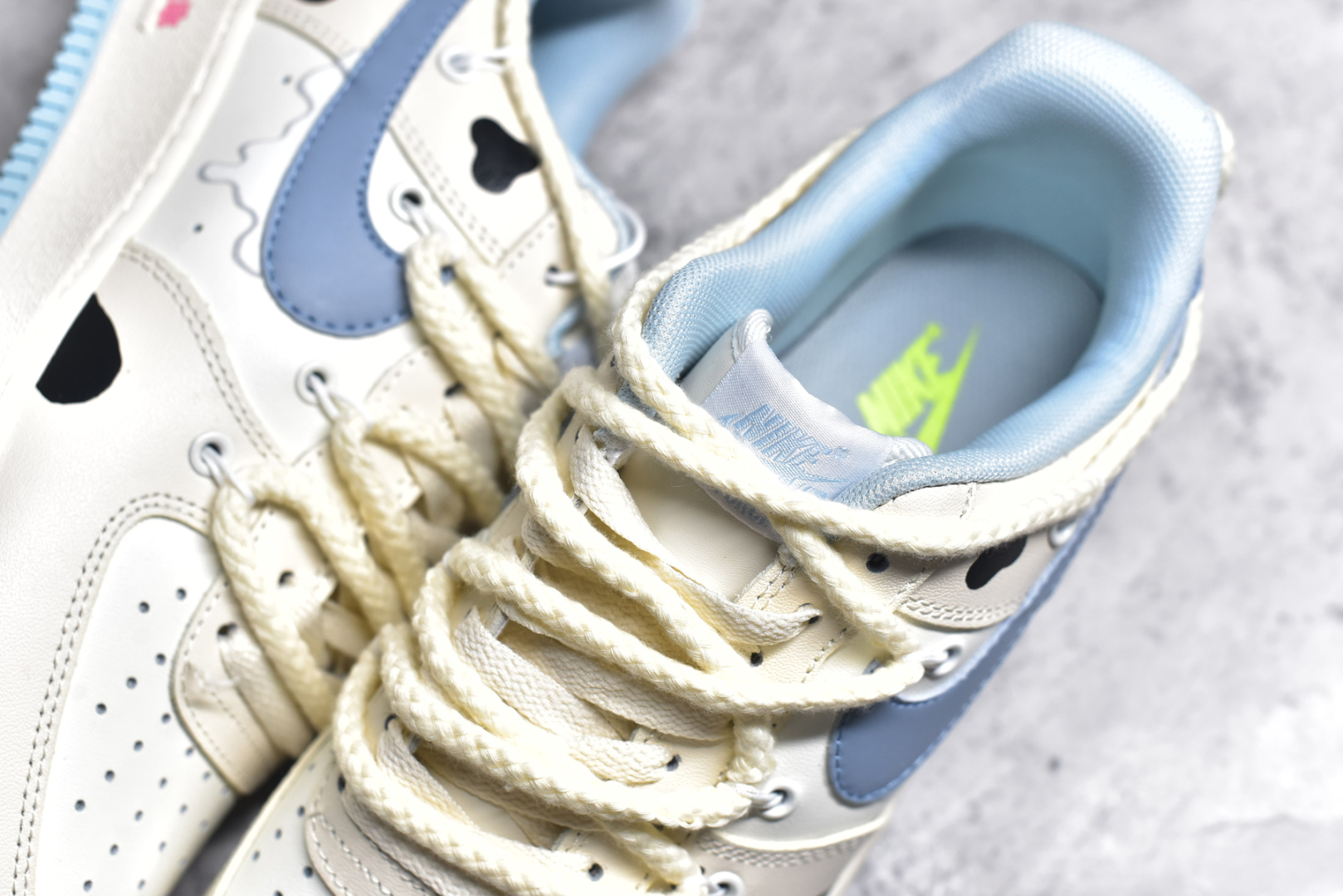 图片[9]-#NK Air Force 1\’07 Low \”Milk Pig\” 牛奶猪猪 空军一号低帮休闲运动绑带休闲板鞋 BD7701-110 #牛奶猪猪浑身雪白，就像刚刚挤出的牛奶一样纯净。它的耳朵总是俏皮地扑闪着，圆滚滚的身体跑起来一颠一颠的，小尾巴像个小螺旋桨，不停地打着圈儿 尺码：36 36.5 37.5 38 38.5 39 40 40.5 41 42 42.5 43 44 44.5 45-选品中心
