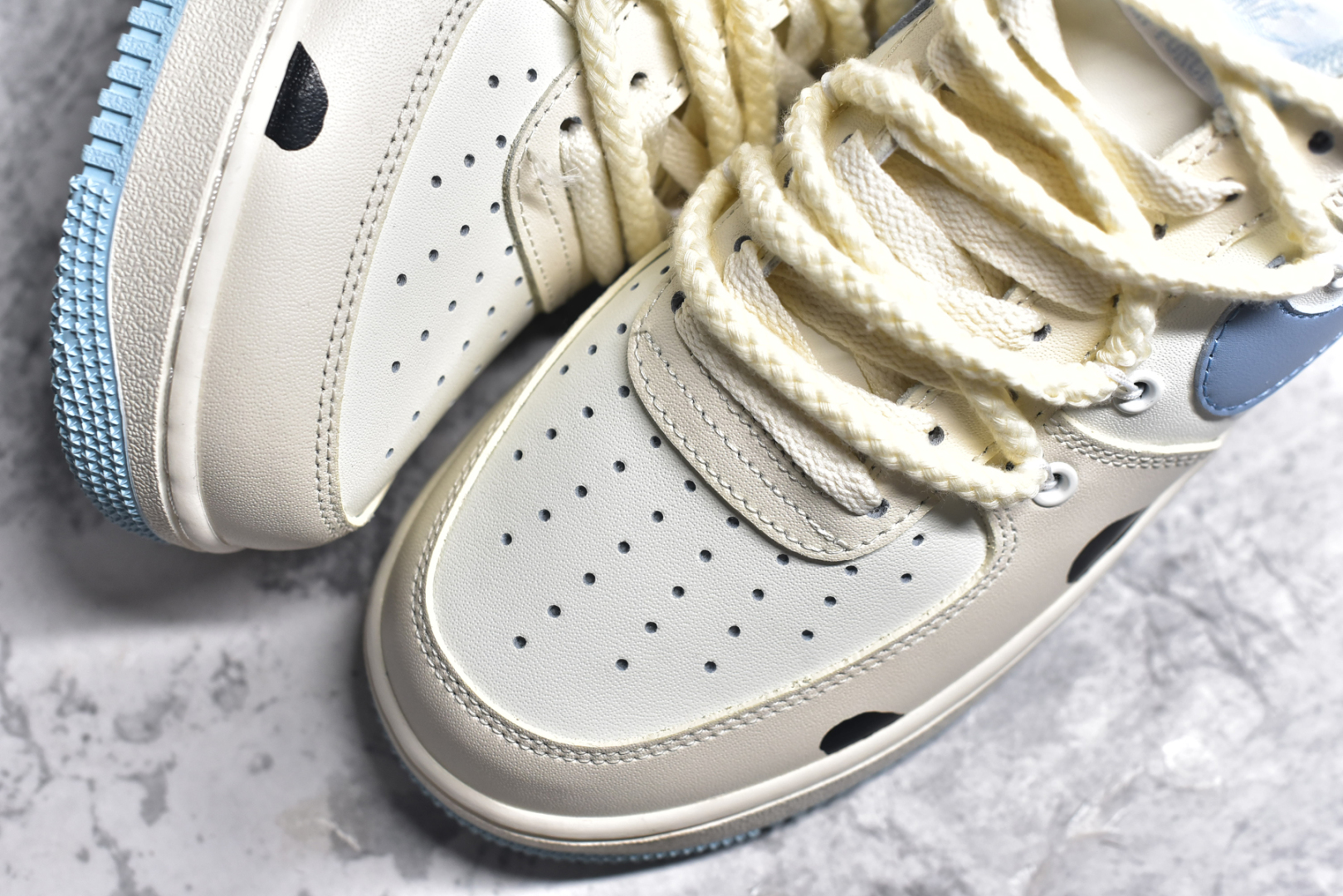 图片[8]-#NK Air Force 1\’07 Low \”Milk Pig\” 牛奶猪猪 空军一号低帮休闲运动绑带休闲板鞋 BD7701-110 #牛奶猪猪浑身雪白，就像刚刚挤出的牛奶一样纯净。它的耳朵总是俏皮地扑闪着，圆滚滚的身体跑起来一颠一颠的，小尾巴像个小螺旋桨，不停地打着圈儿 尺码：36 36.5 37.5 38 38.5 39 40 40.5 41 42 42.5 43 44 44.5 45-选品中心