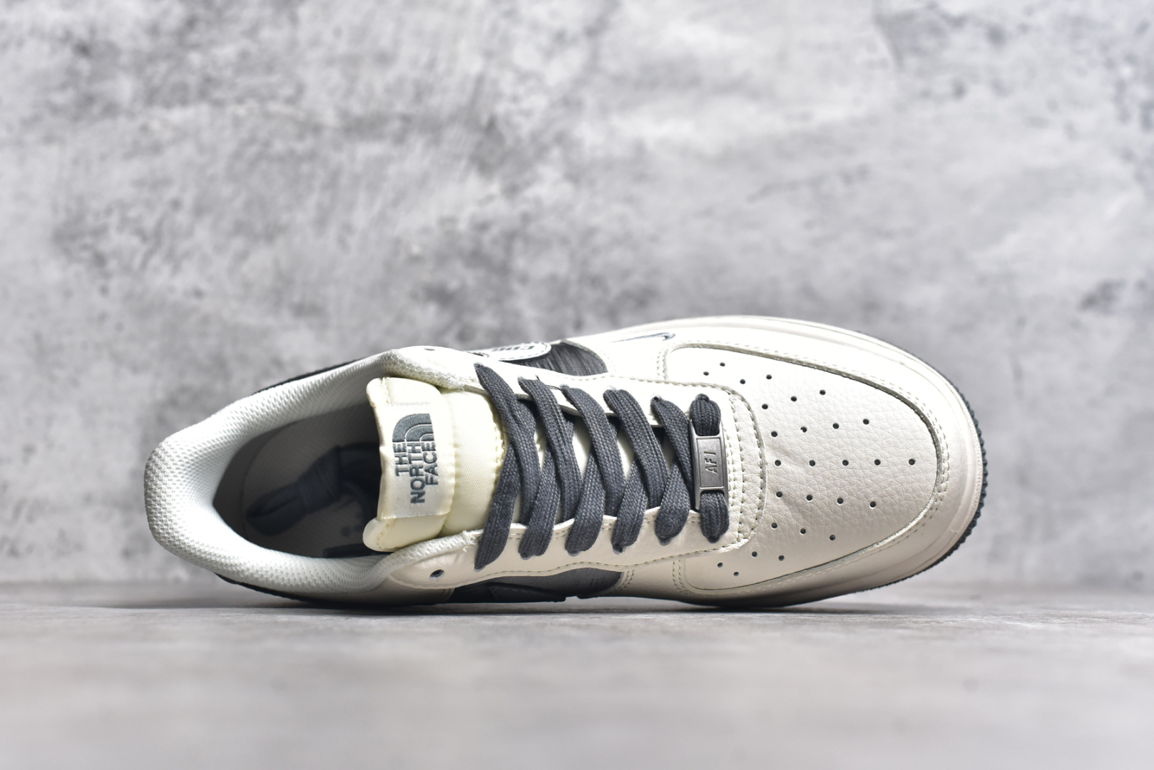图片[4]-#NK Air Force 1\’07 Low 北面联名-CDG米灰 空军一号 低帮休闲板鞋 DM6688-002 #原楦头原纸板 原装鞋盒 定制五金配件 内置全掌气垫 原厂鞋底 尺码：36 36.5 37.5 38 38.5 39 40 40.5 41 42 42.5 43 44 44.5 45-选品中心