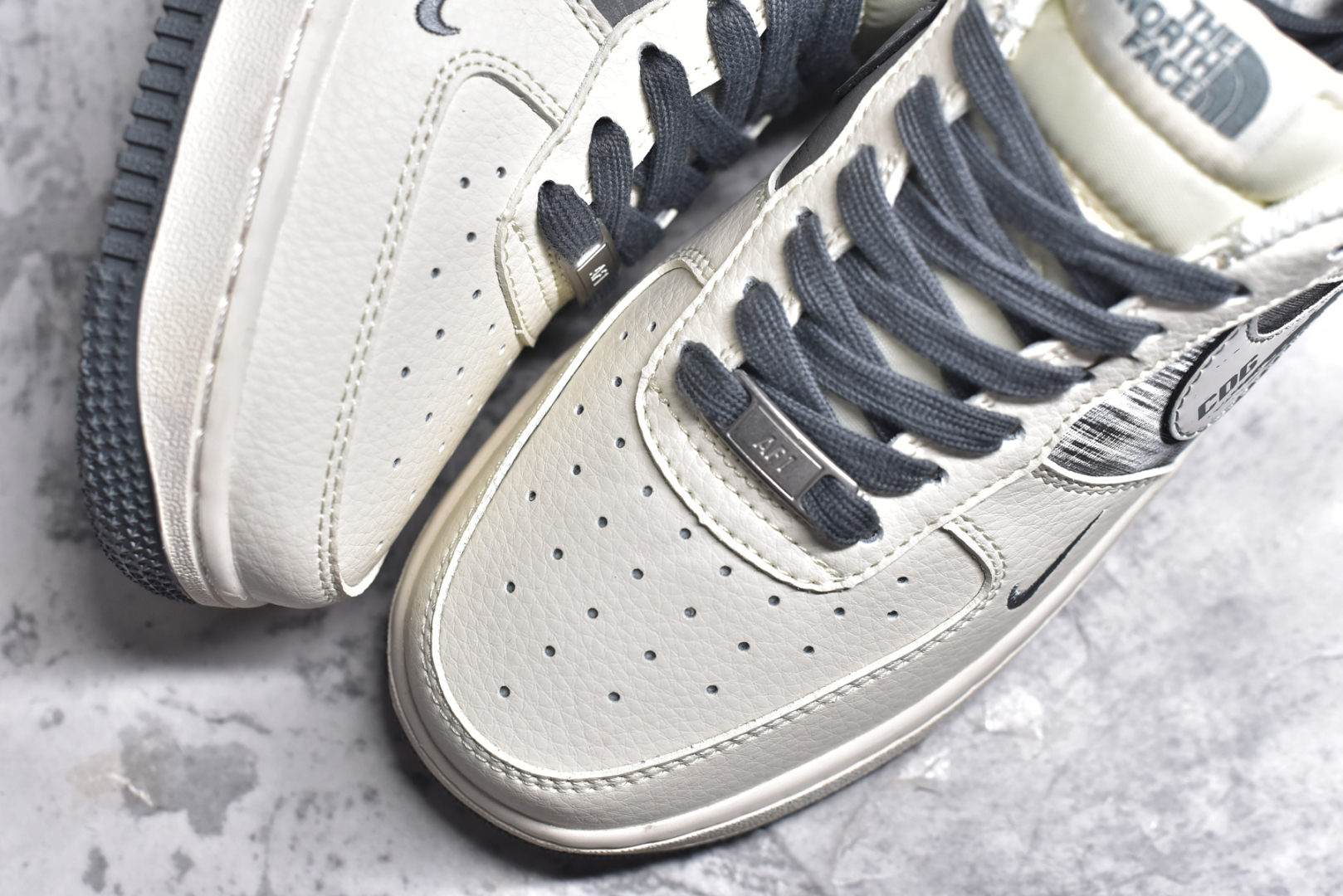 图片[8]-#NK Air Force 1\’07 Low 北面联名-CDG米灰 空军一号 低帮休闲板鞋 DM6688-002 #原楦头原纸板 原装鞋盒 定制五金配件 内置全掌气垫 原厂鞋底 尺码：36 36.5 37.5 38 38.5 39 40 40.5 41 42 42.5 43 44 44.5 45-选品中心